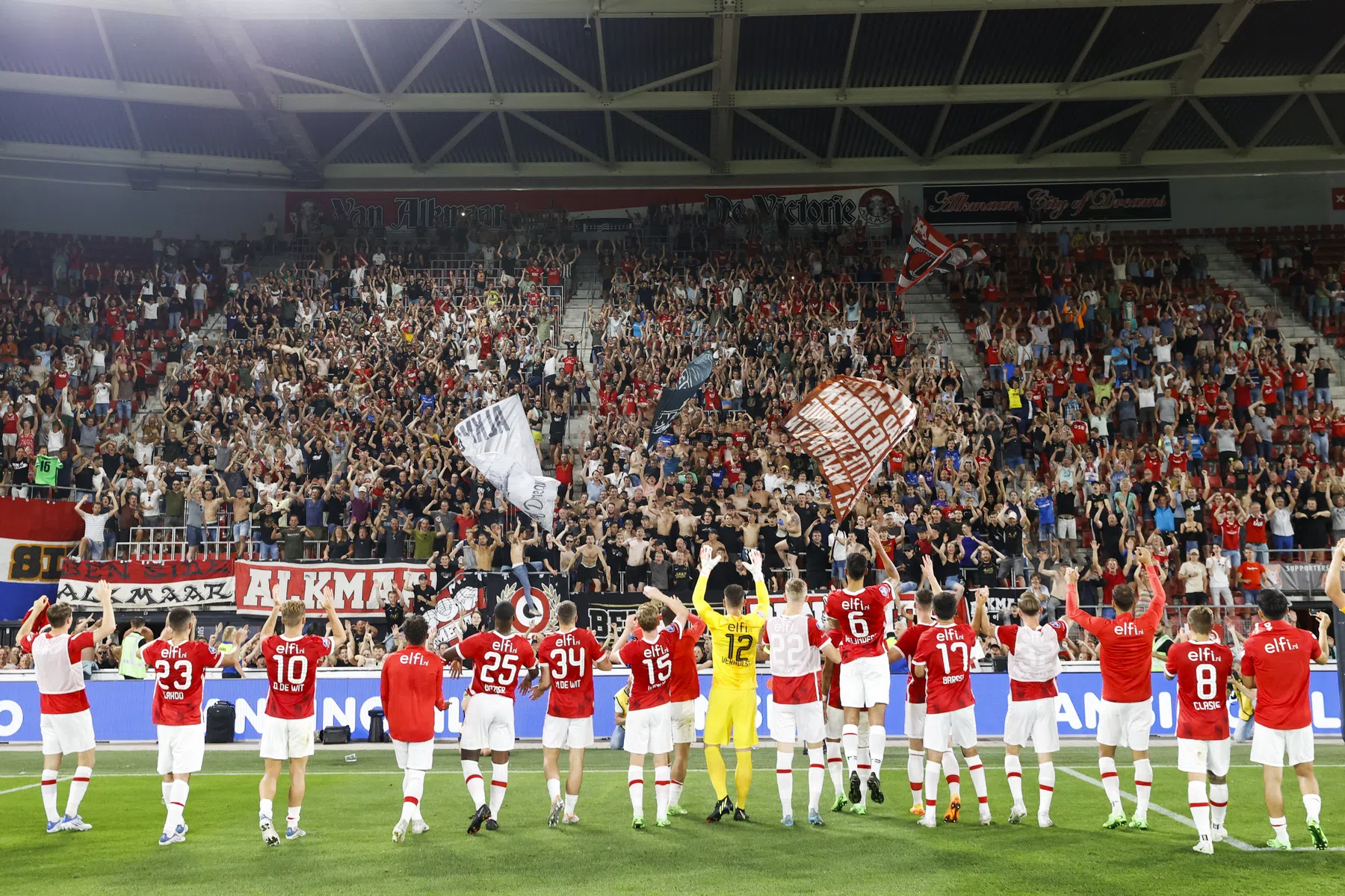 Kranten overrompeld door AZ: 'Beschamend voor het Schotse voetbal'