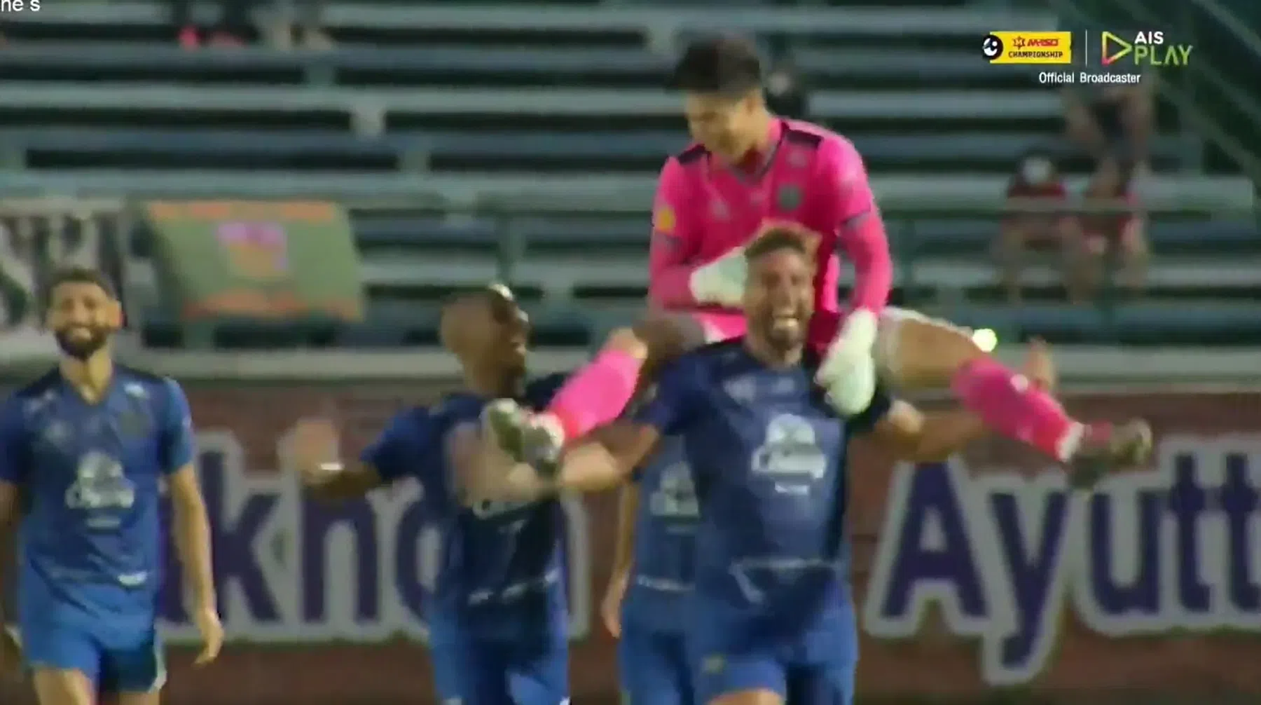 Spektakel in Thailand: keeper scoort uit vrije trap vanaf eigen helft