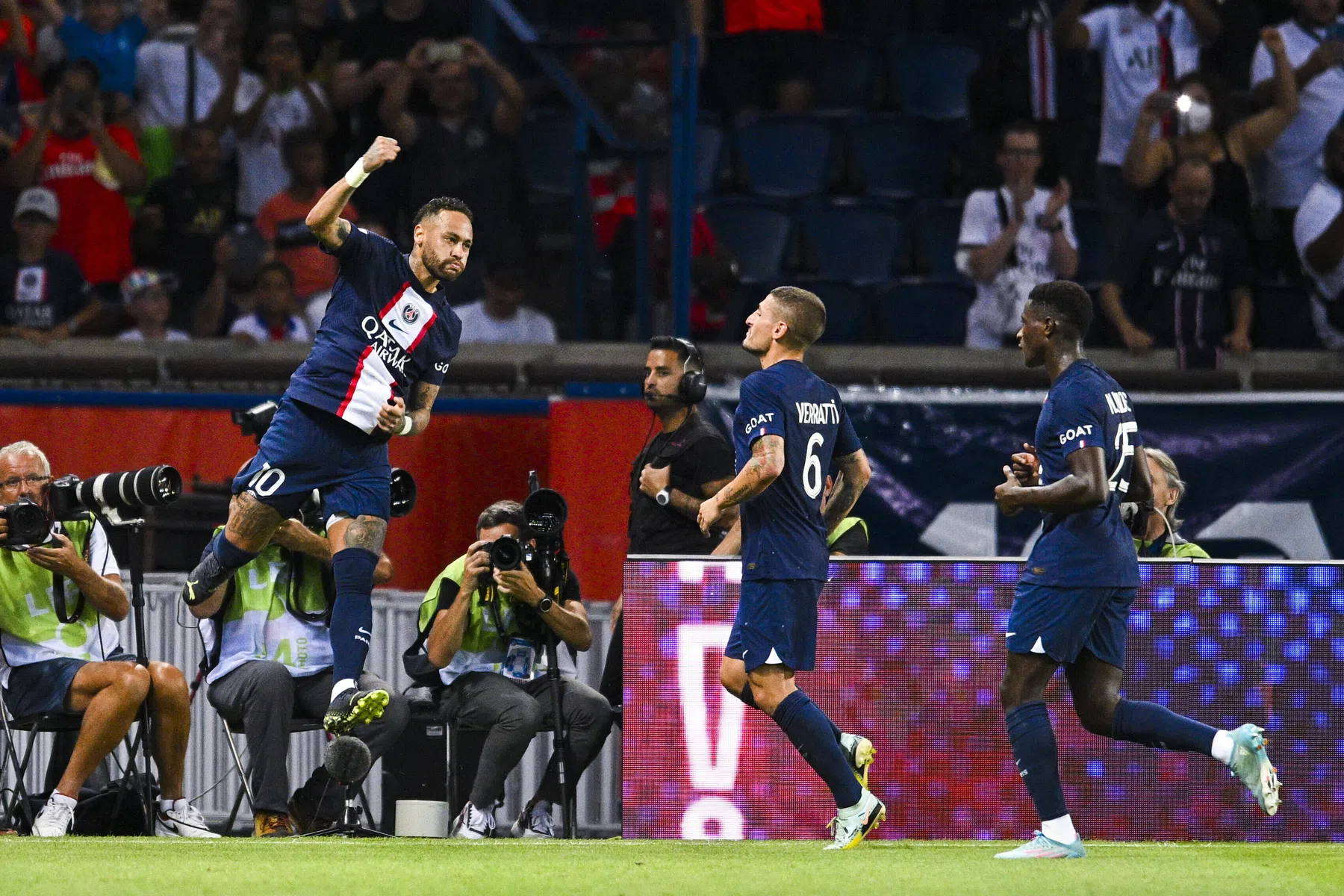 Neymar trekt met goals (en gekke gebaartjes) de aandacht