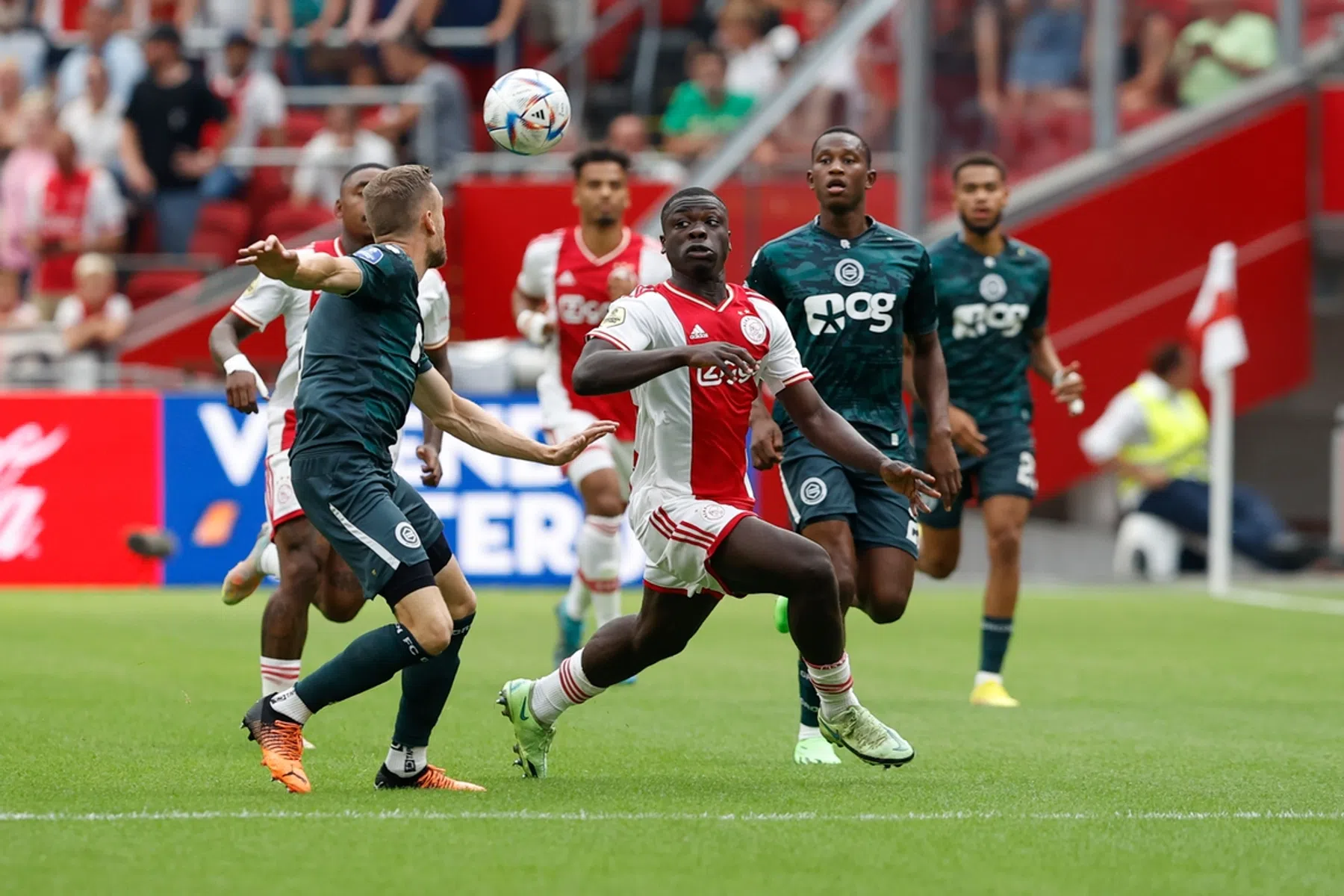 Bliksemafleider Brobbey laat bij Ajax anderen schitteren