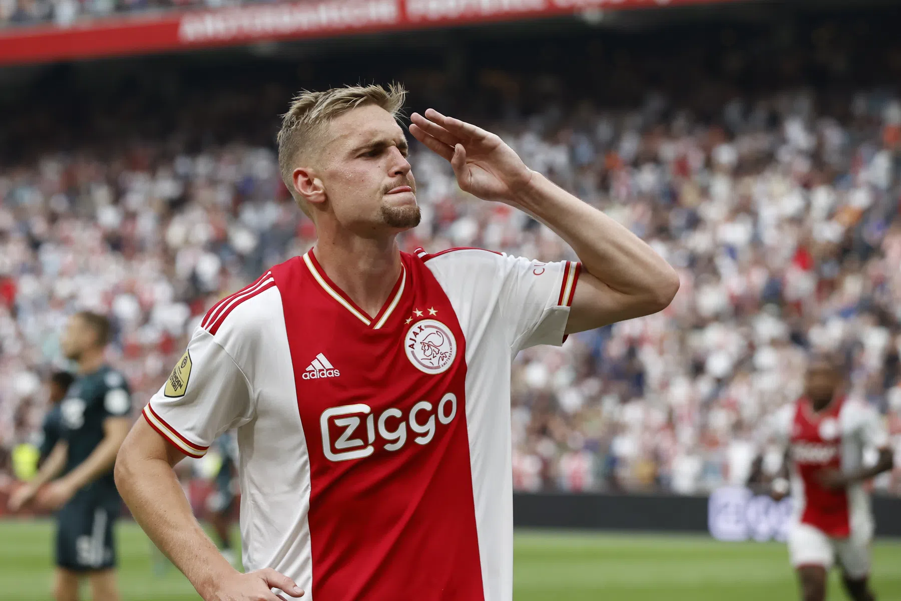 Tweebenige Taylor dribbelt, scoort en pakt zijn kans bij Ajax 