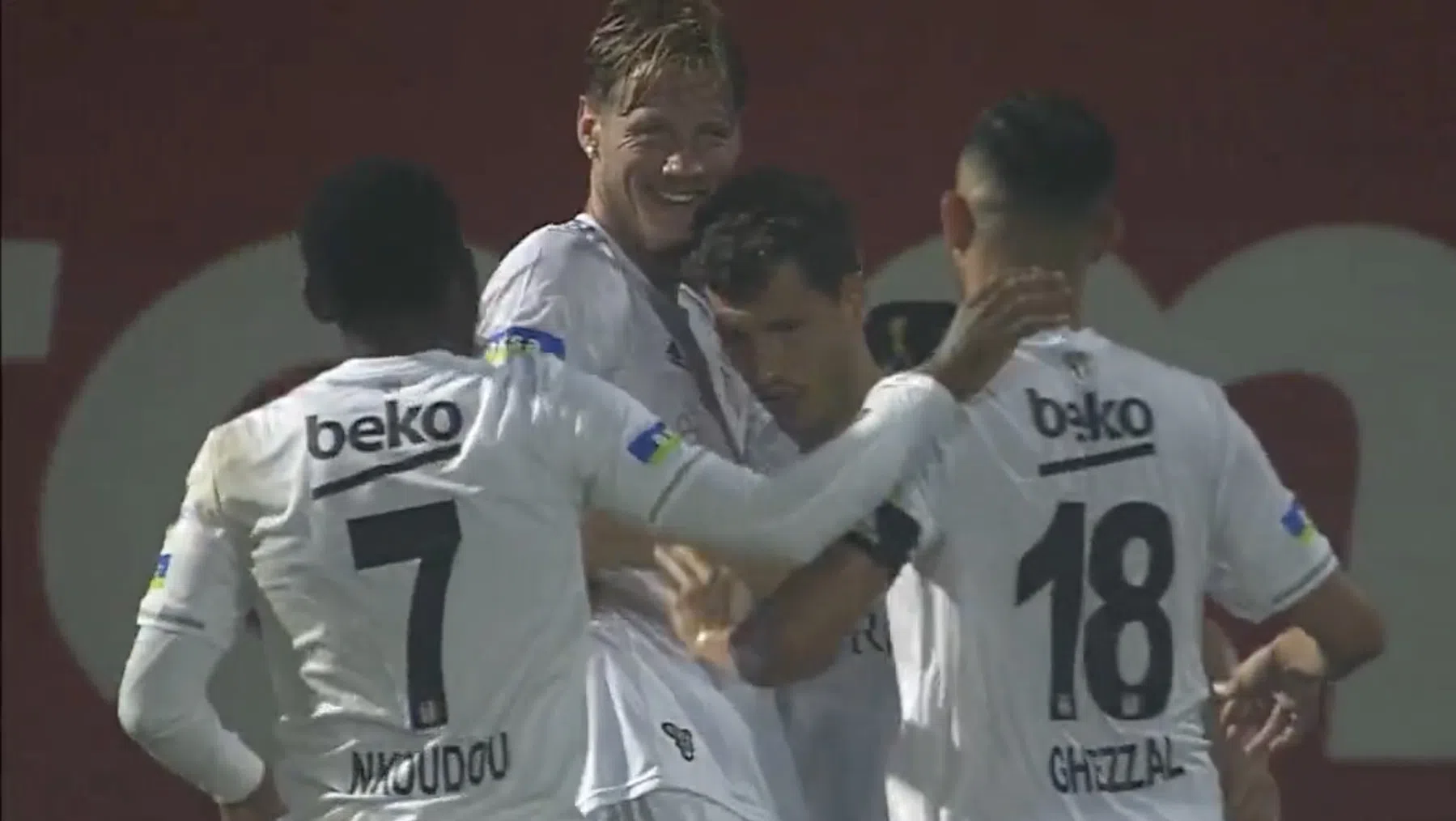 Besiktas geeft 0-3 voorsprong uit handen, Weghorst en Fer vallen op