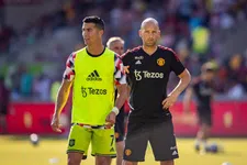 Thumbnail for article: 'Ronaldo eet lunch alleen en dwarsboomt Ten Hag met handgebaren' 