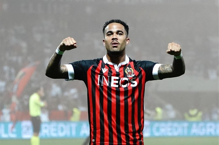 'Eis AS Roma brengt transfer Kluivert naar Premier League in gevaar'