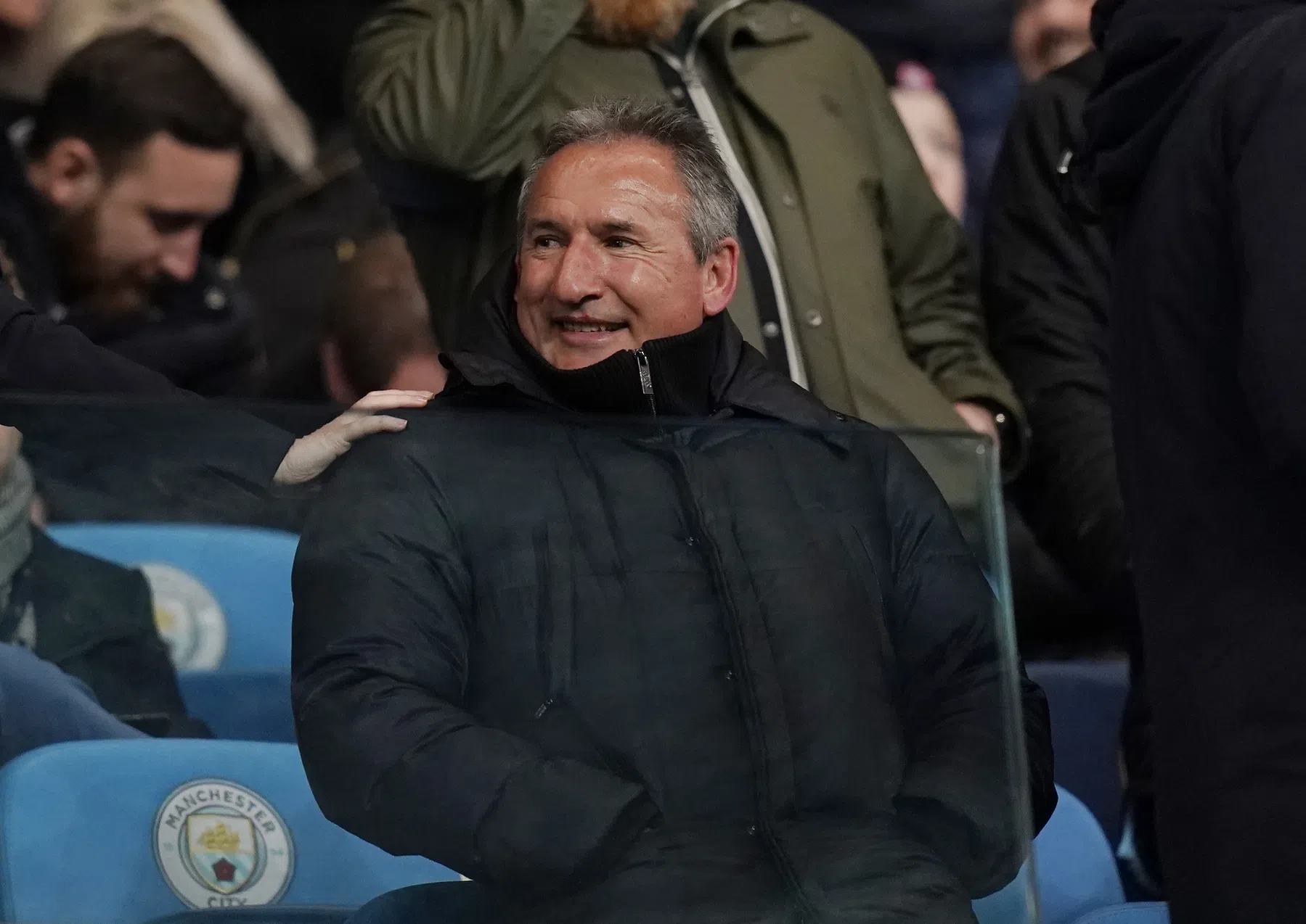 Unieke beelden: Man City-directeuren verbazen zich over spelerslijst