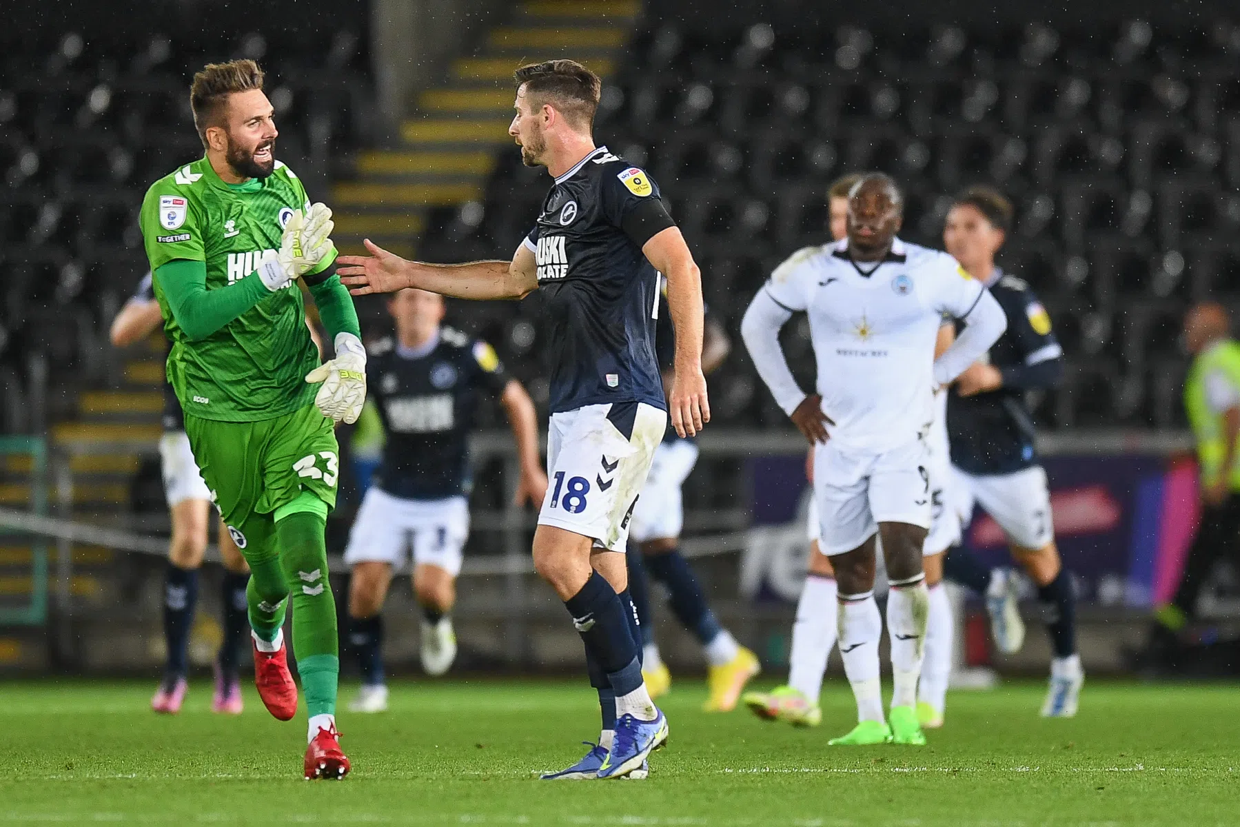 Ongelooflijk maar waar: Swansea verspeelt zege met twee eigen goals in extra tijd