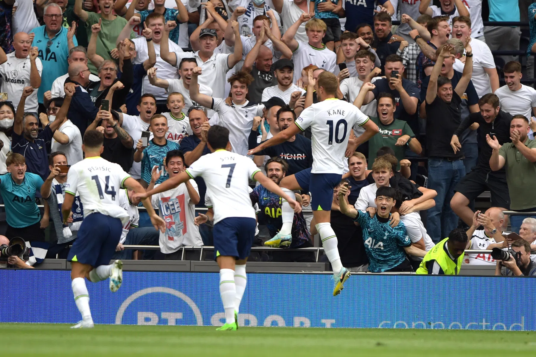 Kane met recordgoal middelpunt van Tottenham-feestje