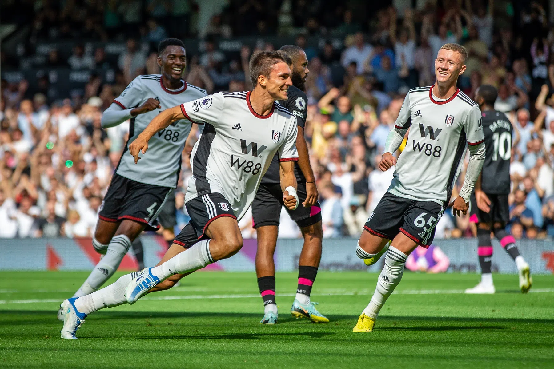 Mitrovic helpt Fulham in spektakelstuk voorbij Man Utd-beul