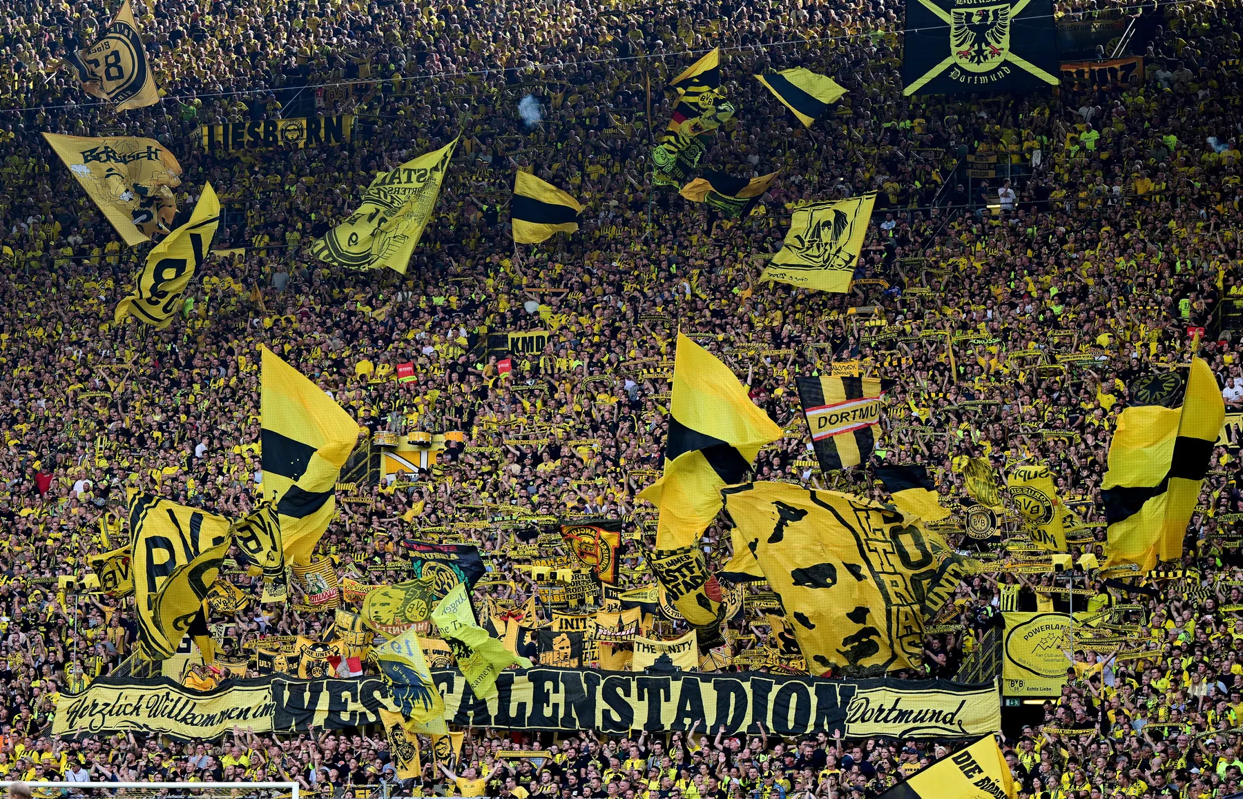 Onrust bij Borussia Dortmund: historische nederlaag en dure staanplaatsen
