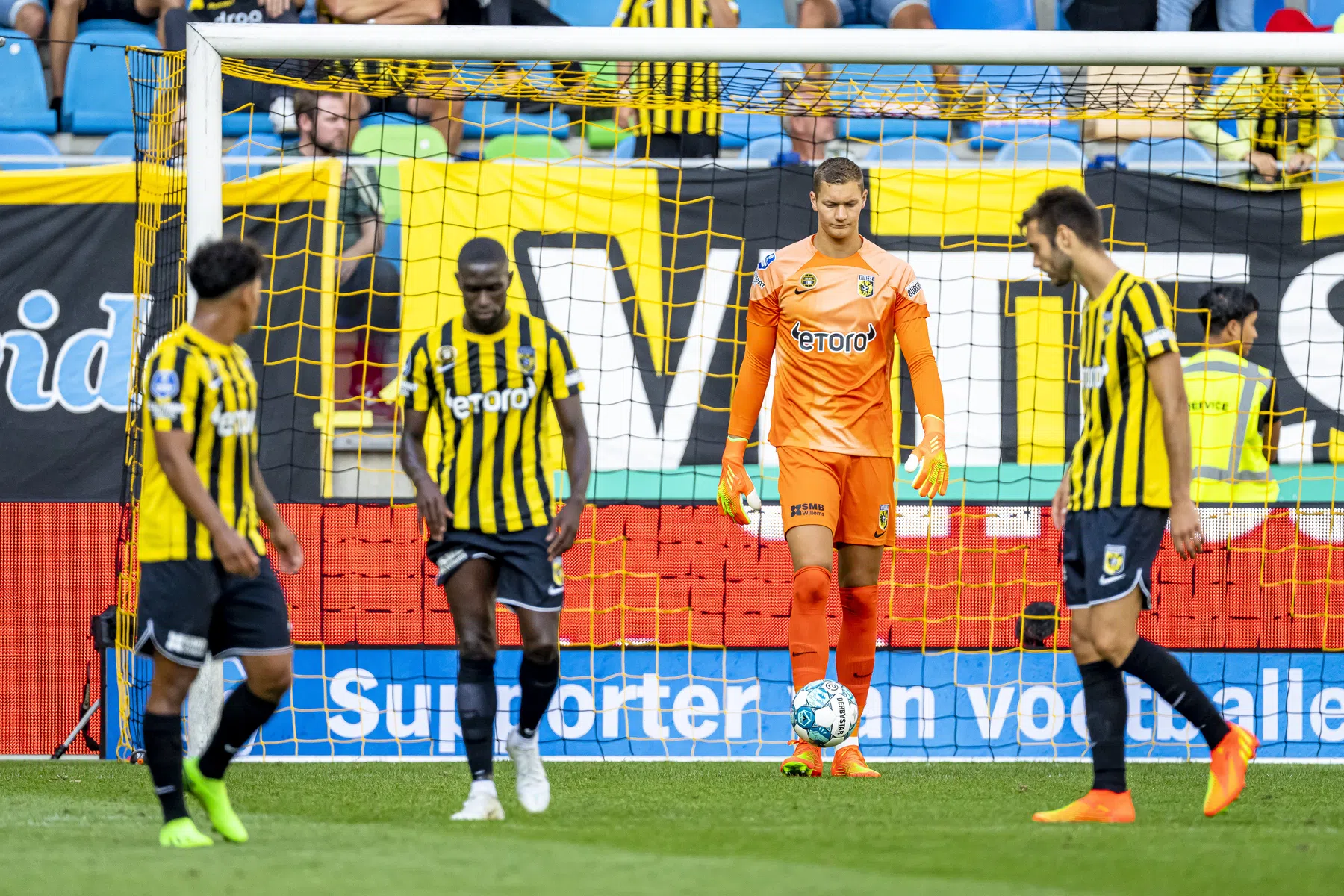Koningskoppel Van Hooijdonk-Sarr maakt crisis bij Vitesse compleet