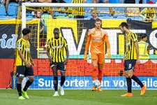 Thumbnail for article: Koningskoppel Van Hooijdonk-Sarr maakt crisis bij Vitesse compleet