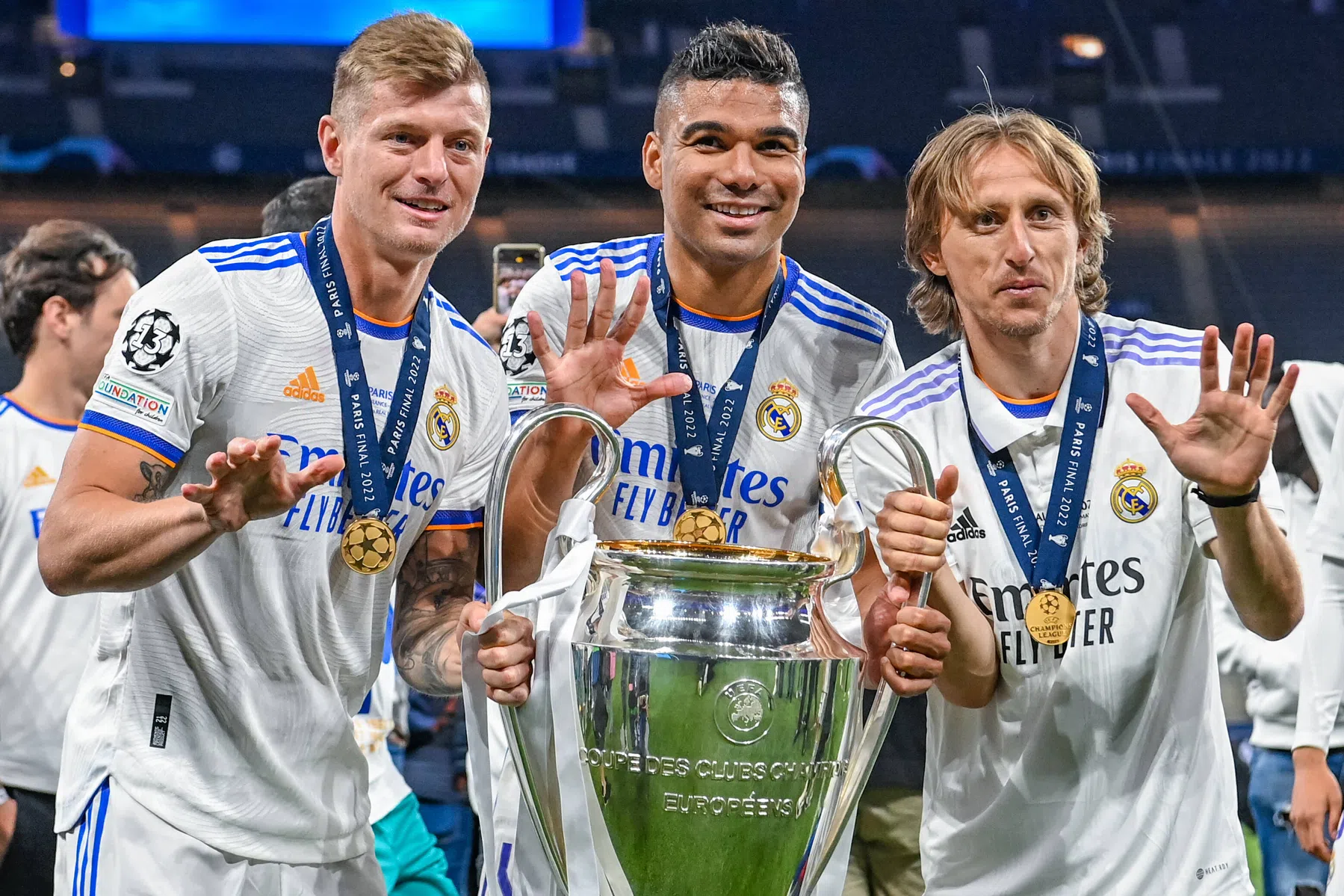 Hartverwarmend: zo zwaaien Modric en Kroos hun maatje Casemiro uit