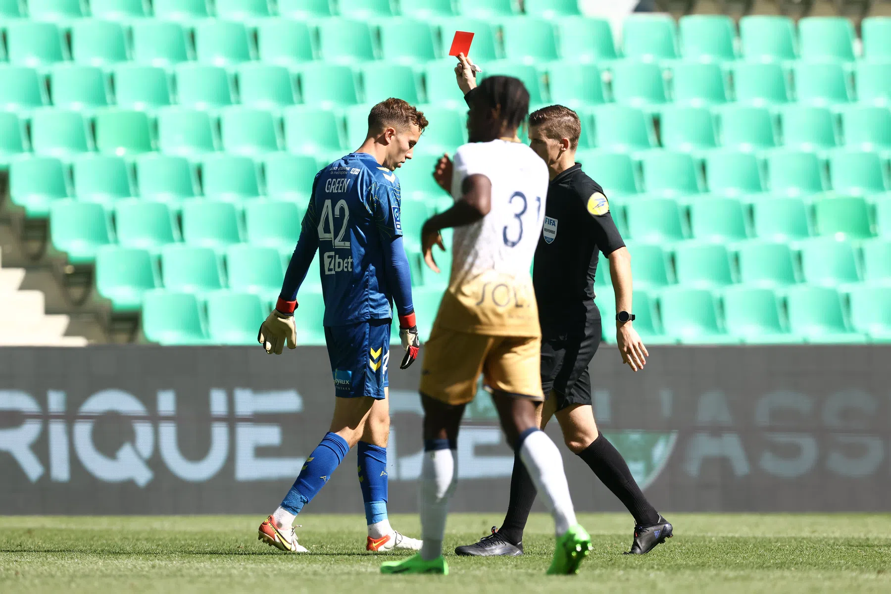 Franse recordkampioen valt wel heel diep: 0-6 en drie rode kaarten