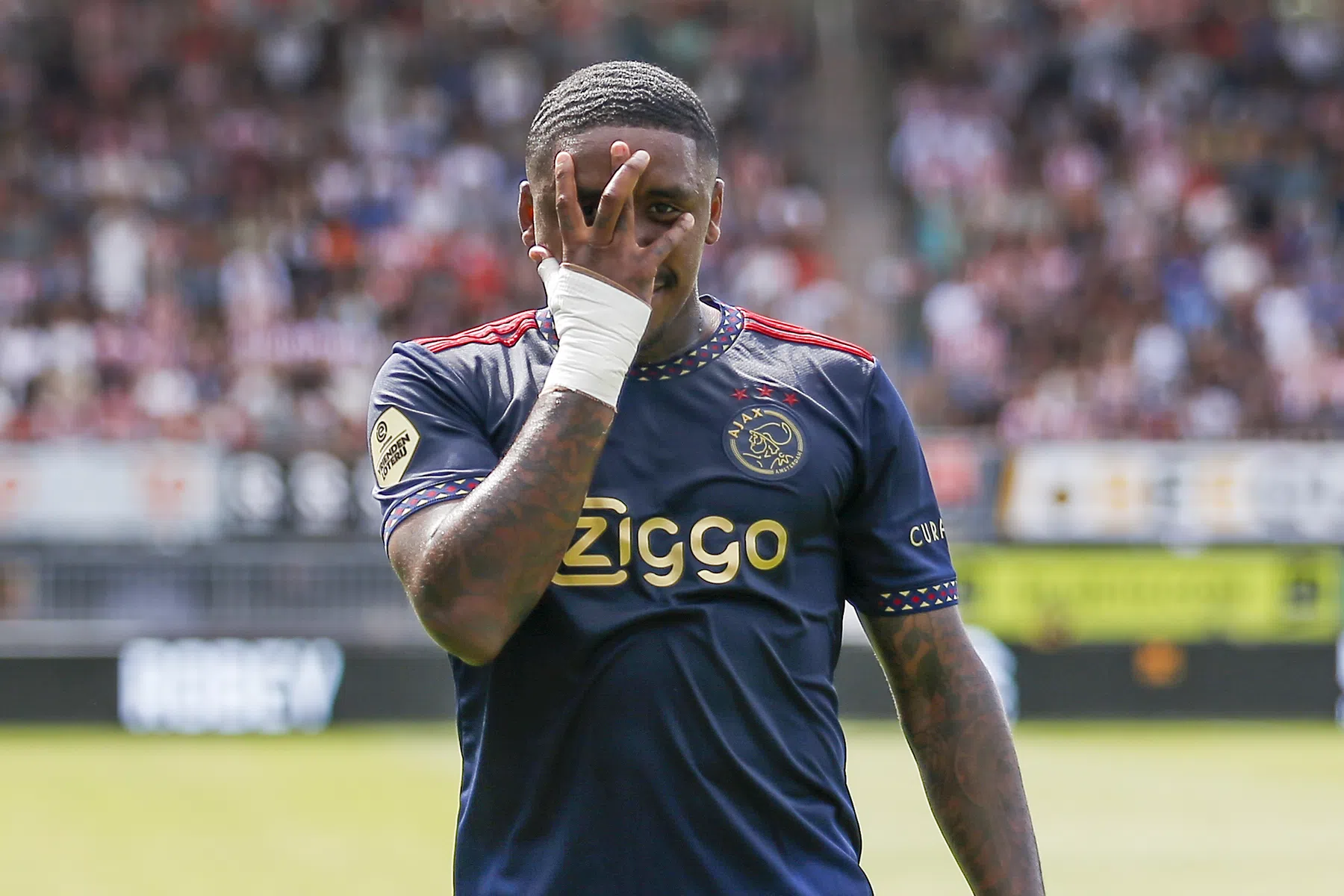 Slordig Ajax heeft op Het Kasteel genoeg aan flits van Bergwijn
