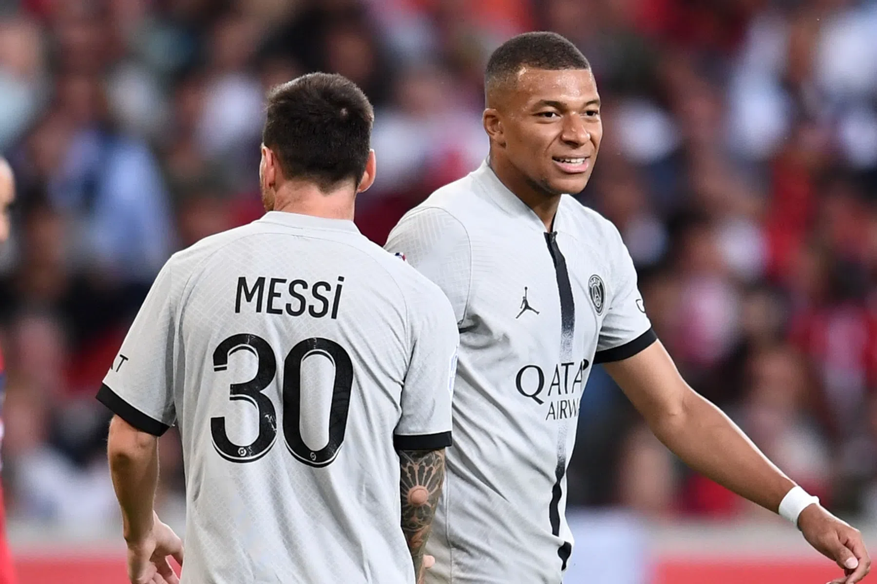 Neymar en Mbappé stelen de show na recordstart