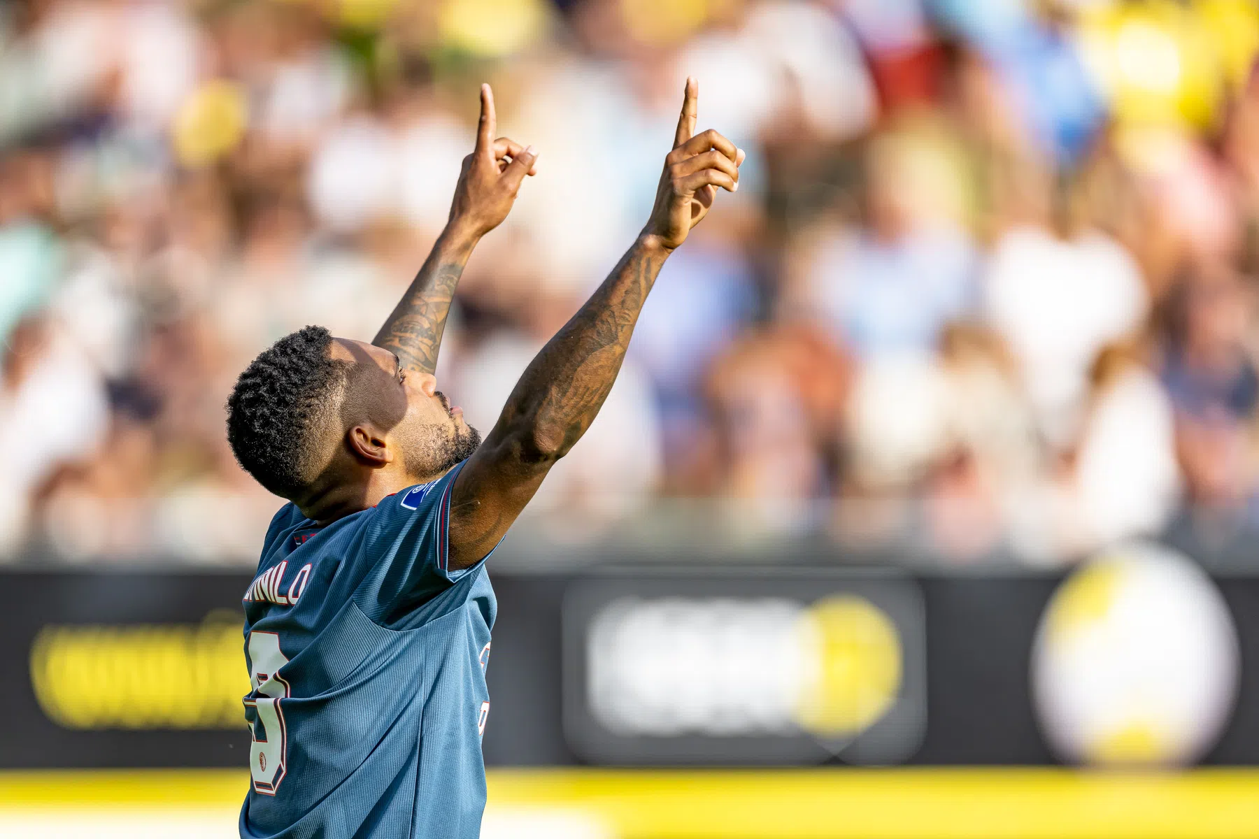 Strafschop Danilo brengt Feyenoord verlossing op moeilijke middag in Waalwijk