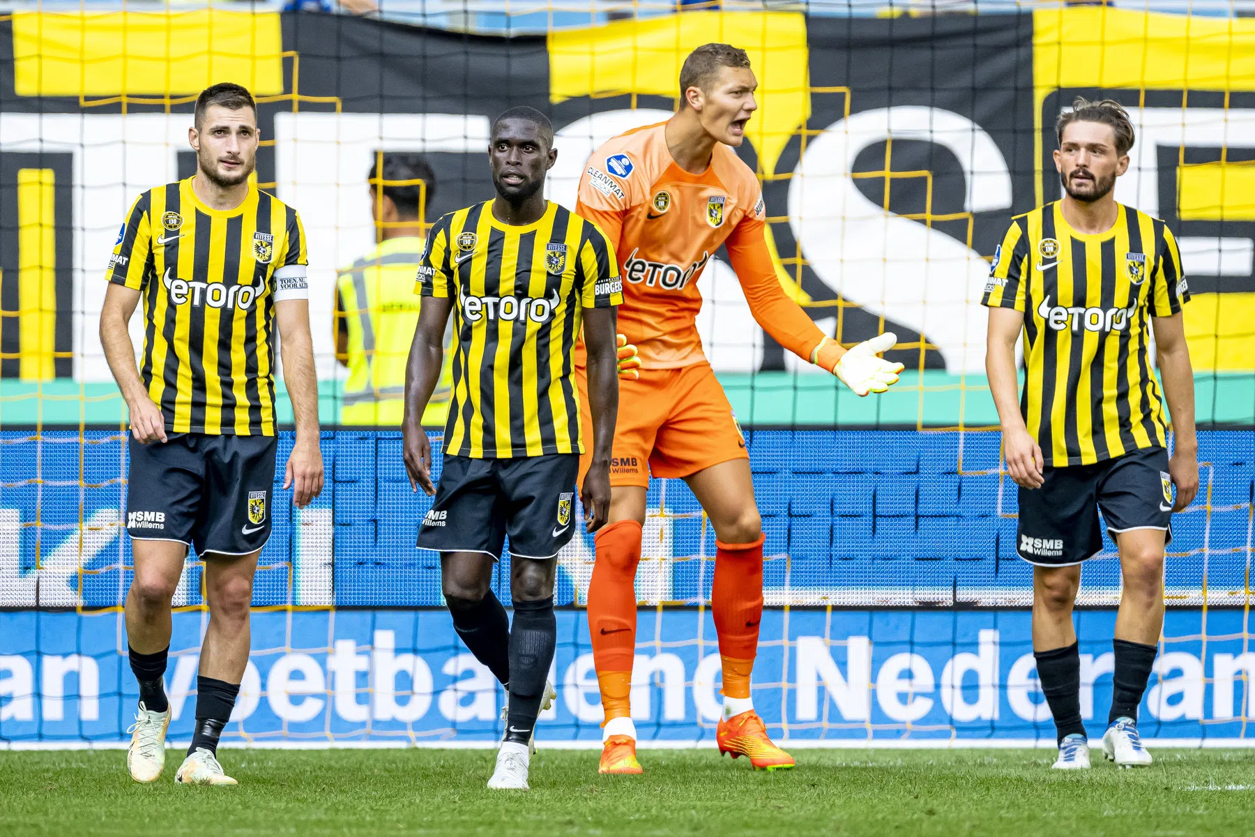 Twaalf tegengoals in drie duels: Vitesse piept en kraakt