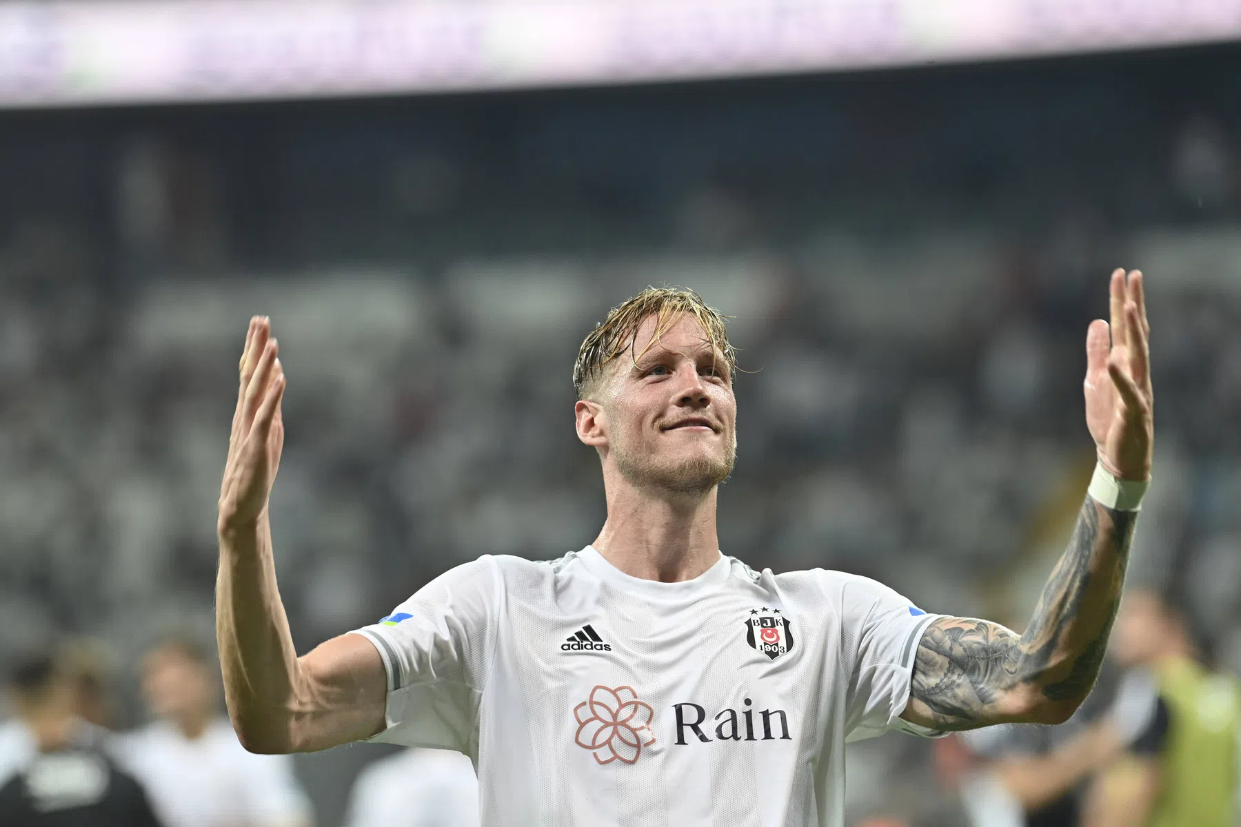 Euforische Weghorst viert dubbel feest: 'Zal deze week altijd blijven herinneren'