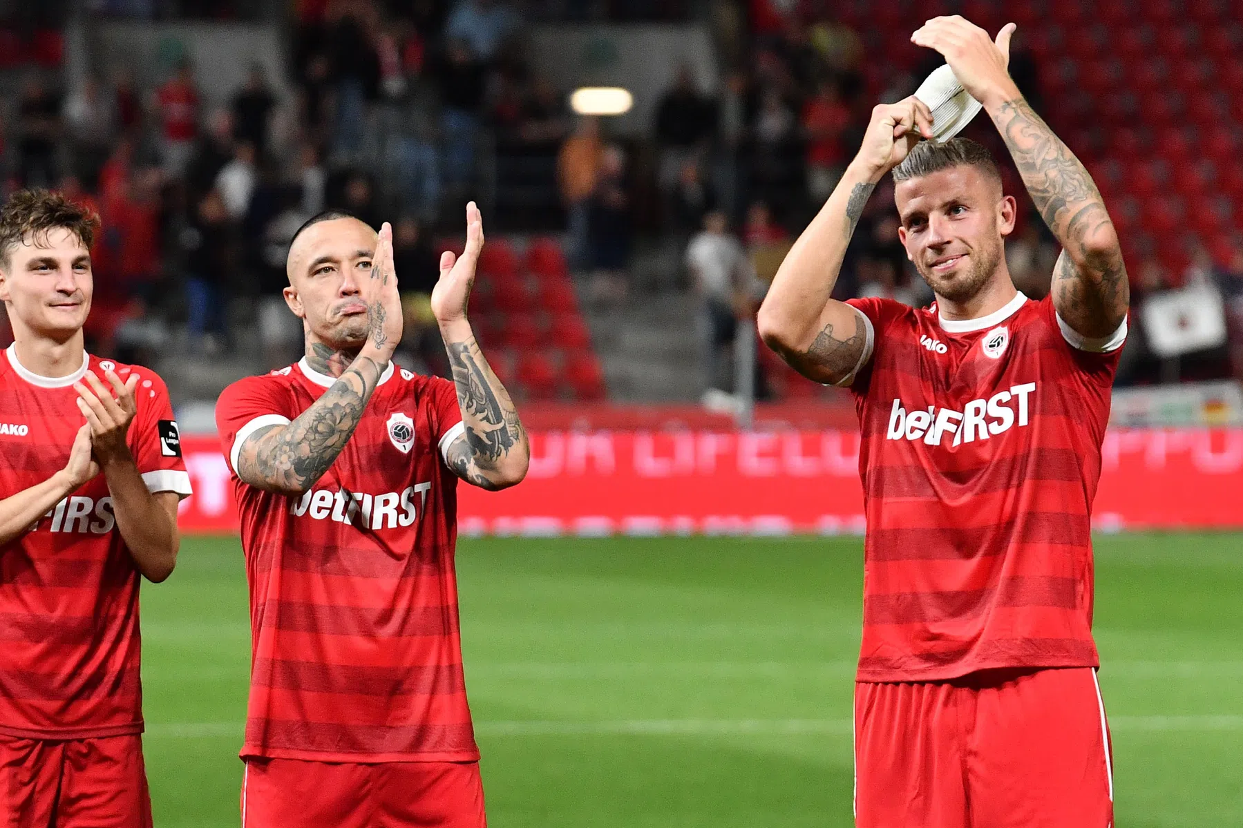 'Nainggolan bezorgt Van Bommel vervelende verrassing na nieuws over Wijnaldum' 