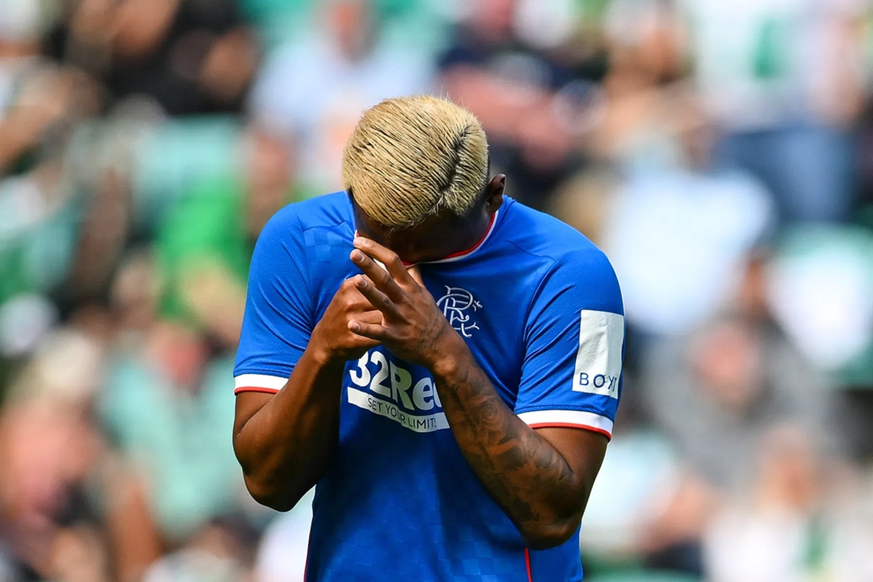 Van Bronckhorst laat goalgetter thuis voor beslissende PSV-clash