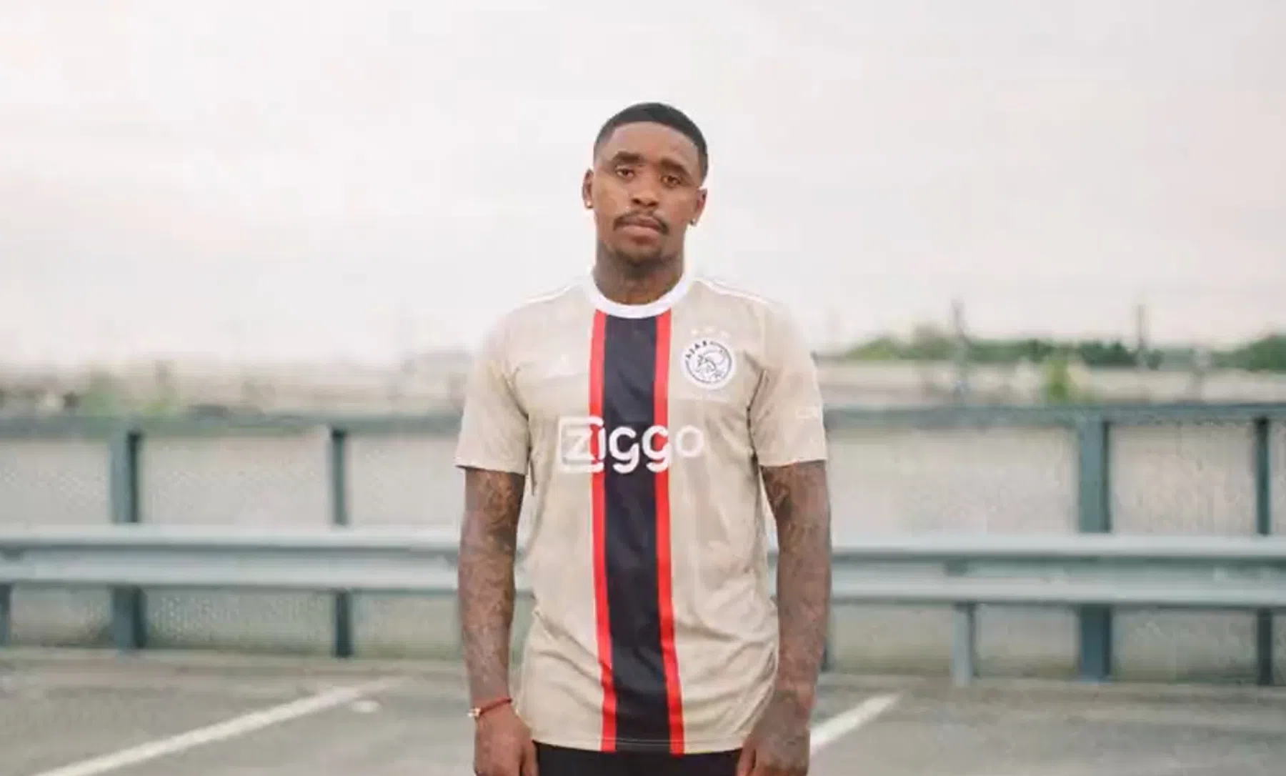 Ajax brengt met derde tenue eerbetoon aan 'gouden straatvoetbalgeneratie'