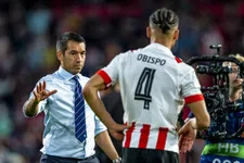 Thumbnail for article: Van Bronckhorst dient PSV-fans van repliek tijdens persconferentie