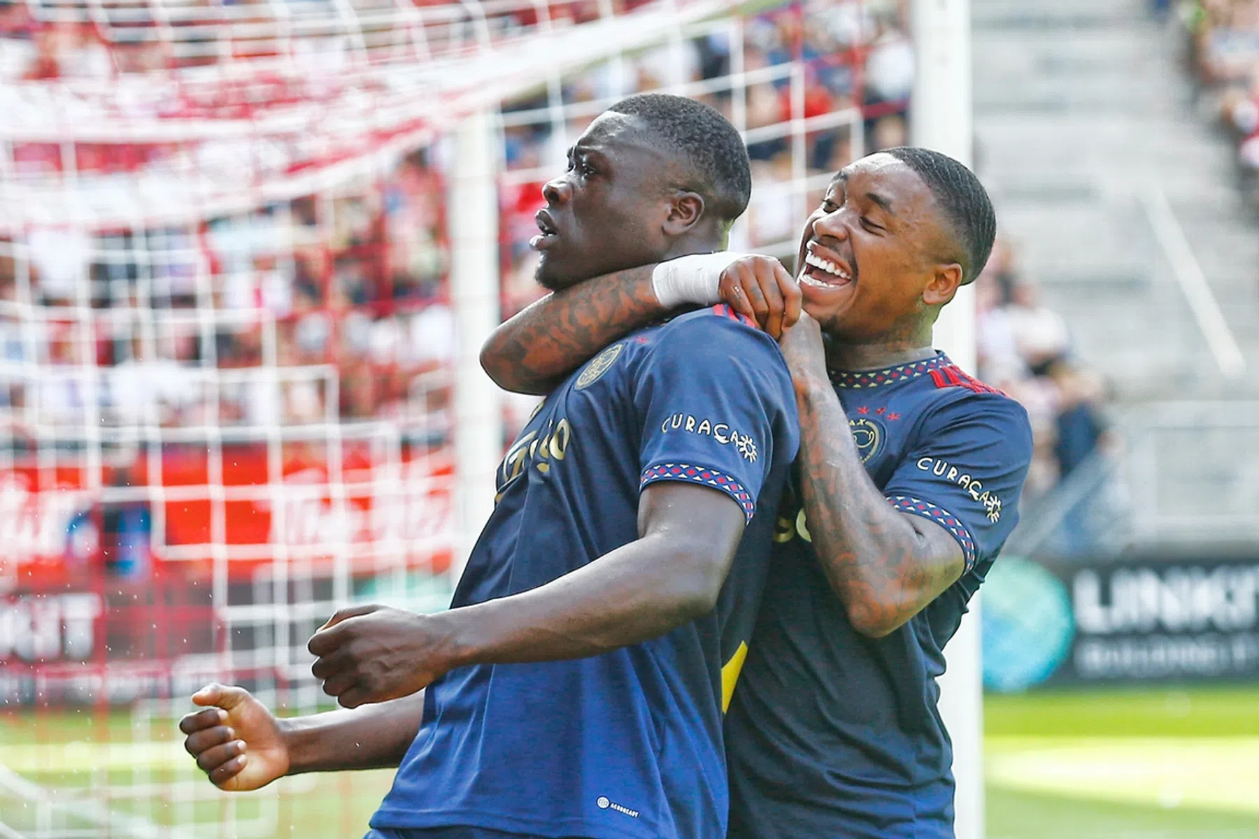 Ajax rekent af met Utrecht tijdens verhitte middag in De Galgenwaard