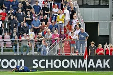 Thumbnail for article: Rensch valt na gele kaart voor opmerkelijke actie uit bij Ajax