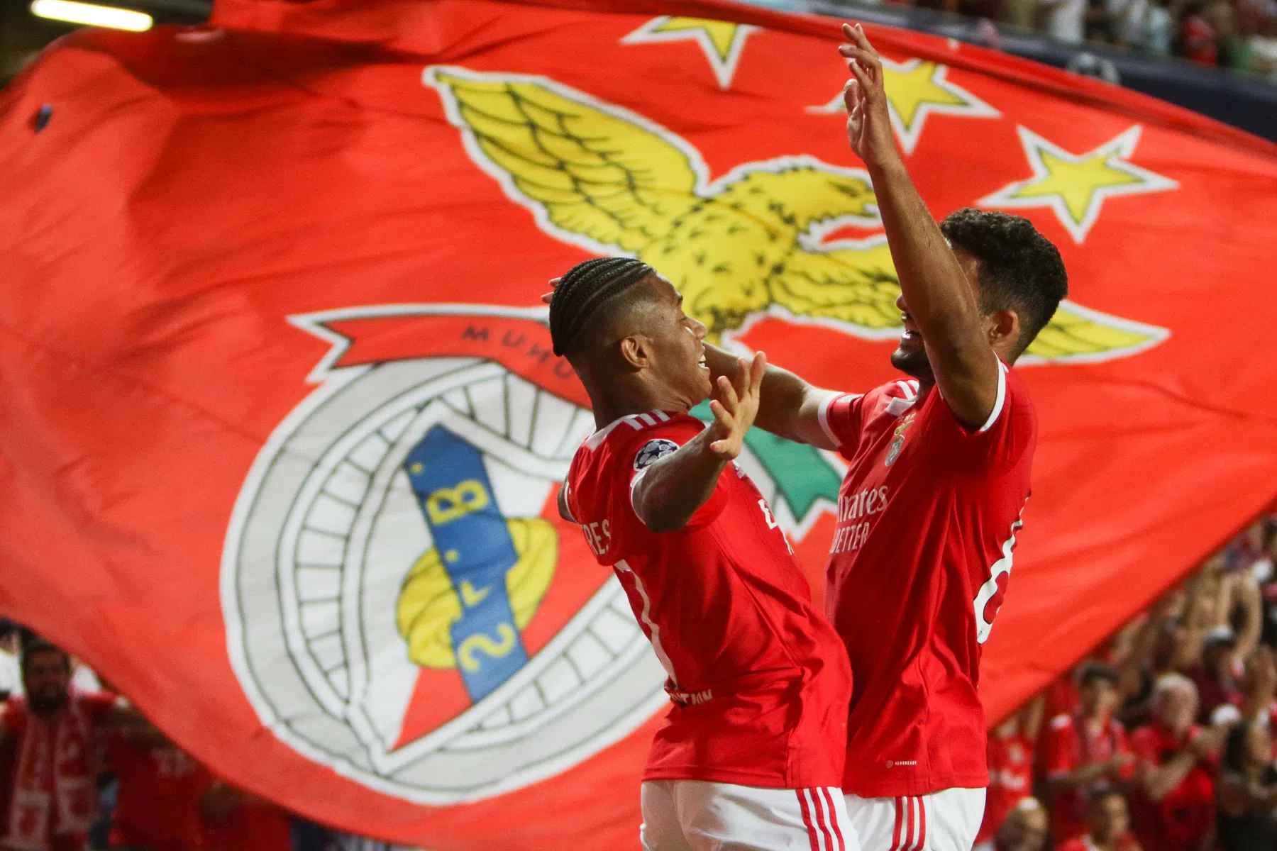 Neres leidt wederopstanding in: Schmidt blijft foutloos met Benfica