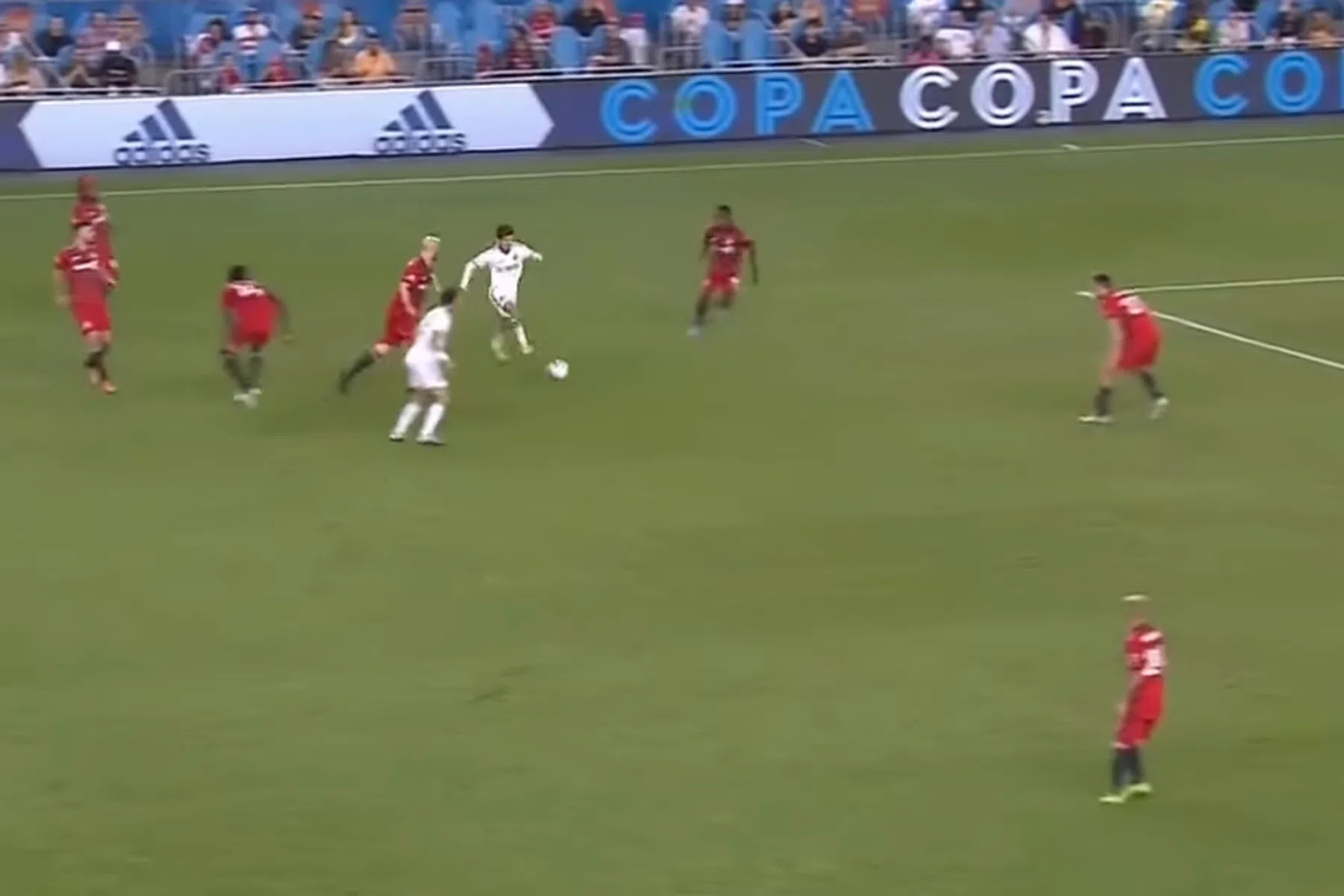 Puig maakt weergaloos eerste doelpunt, opvallende rol Costa en Bernardeschi  