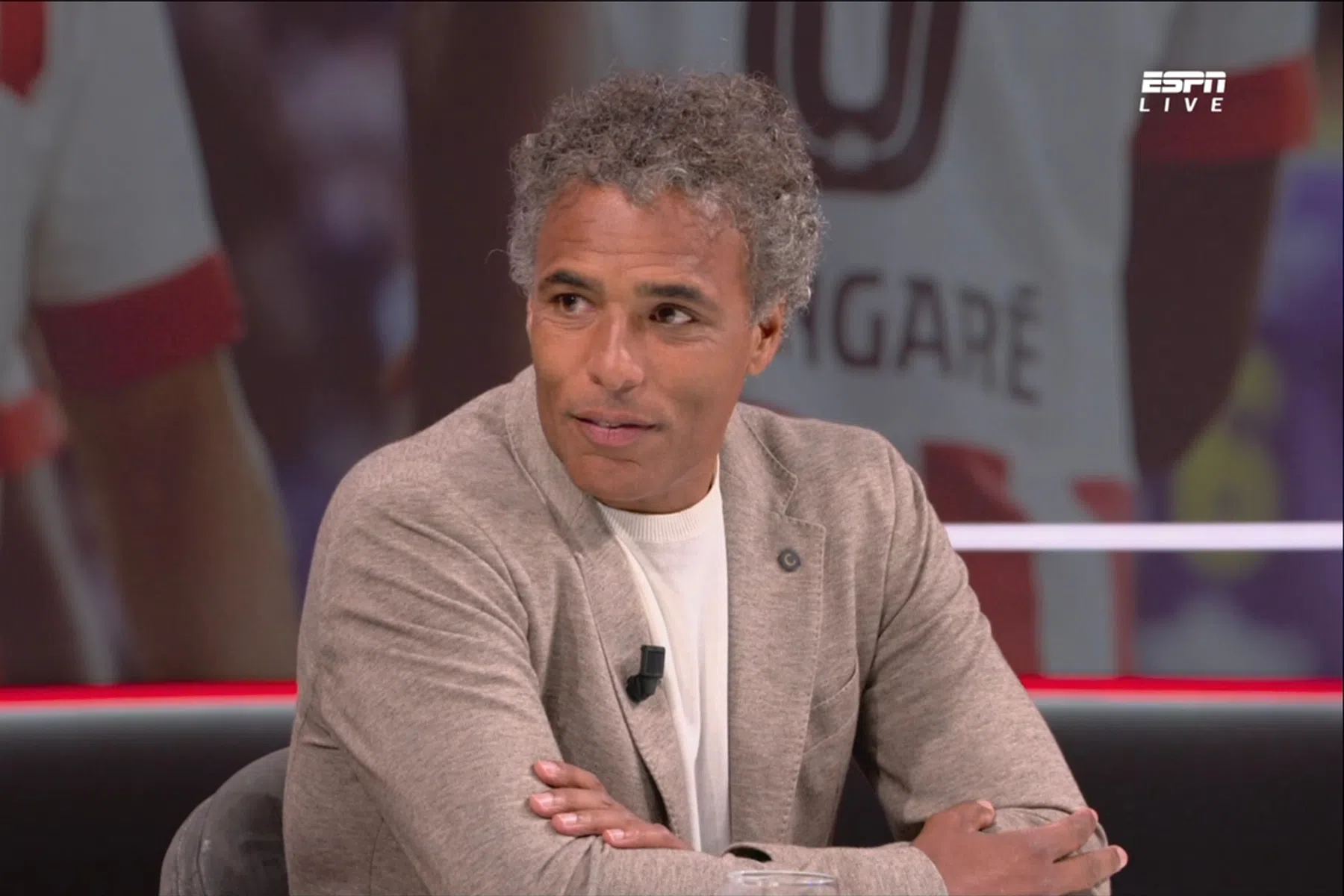 Van Hooijdonk weet niet wat hij ziet: 'Een persiflage van een Eredivisie-wedstrijd' 