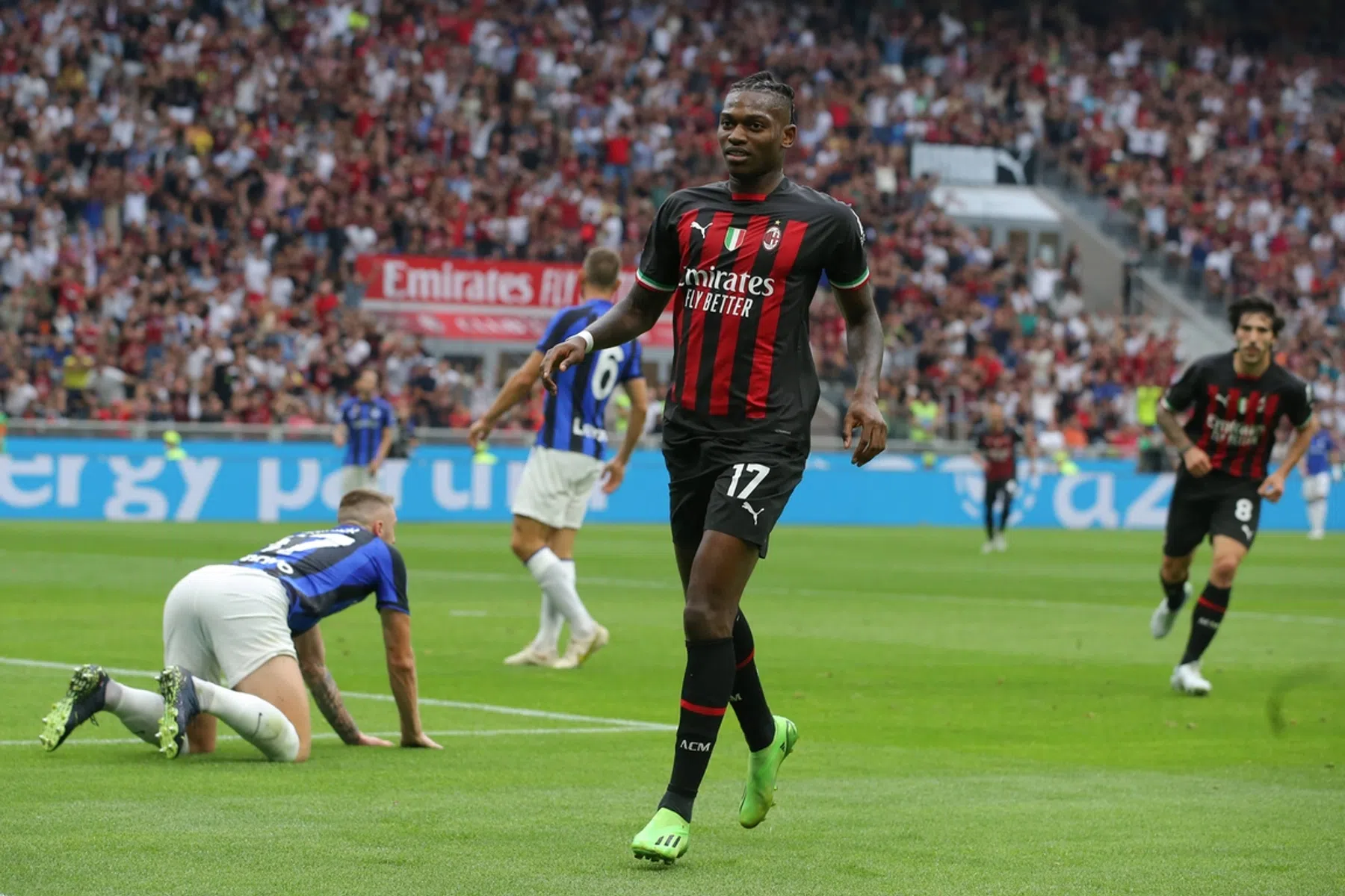 Milan ondanks valse start overtuigend langs Inter in verhitte stadsderby