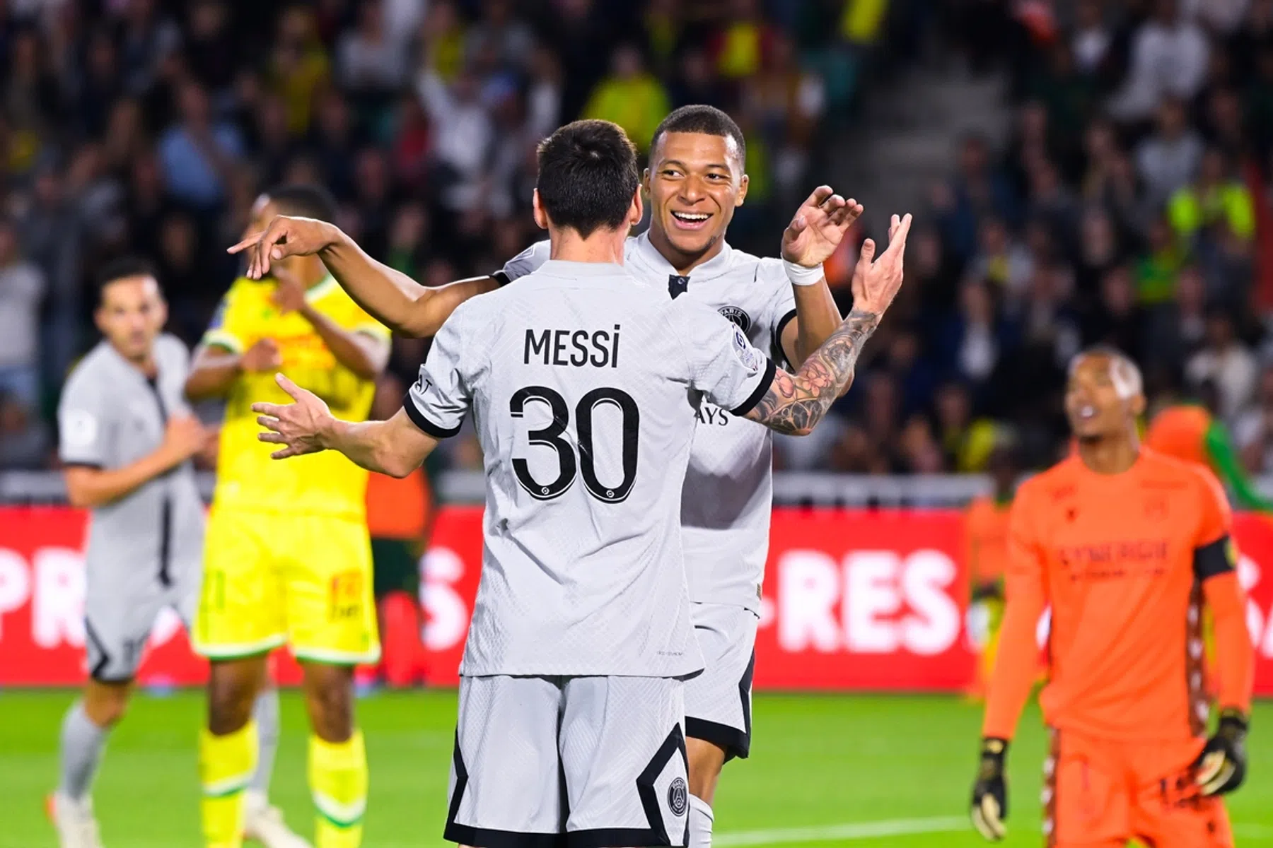 PSG dendert door: Mbappé en Messi zorgen voor eenvoudige avond