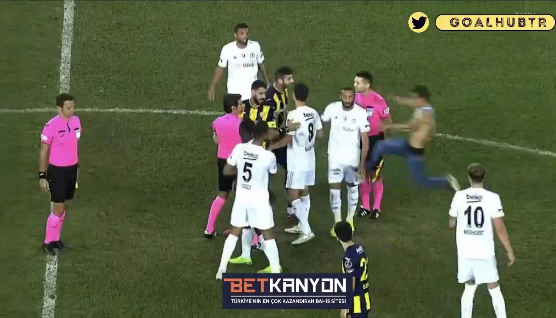 Veldbestormer trapt spelers Besiktas, Weghorst 'beschermt ploeggenoten'