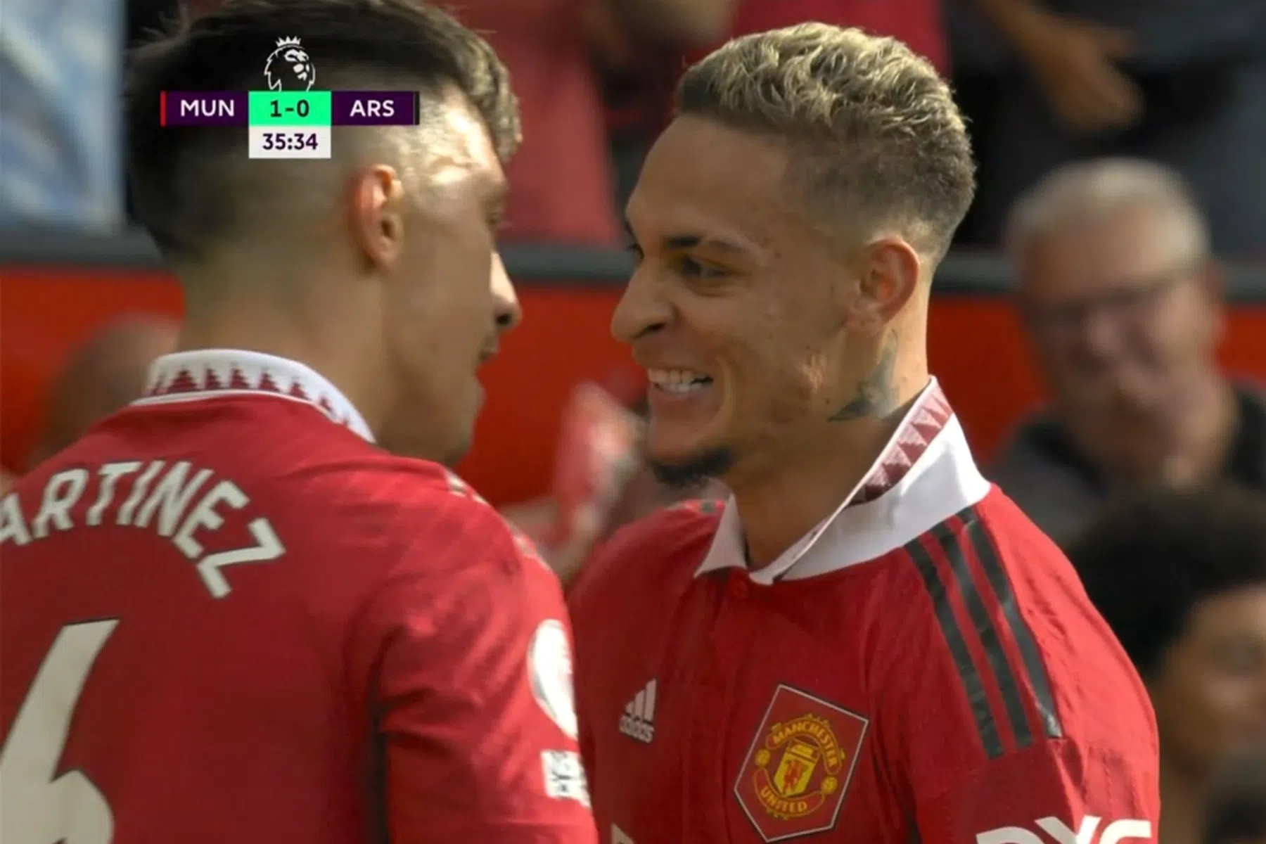 Antony scoort tegen Arsenal en kust meteen logo Manchester United