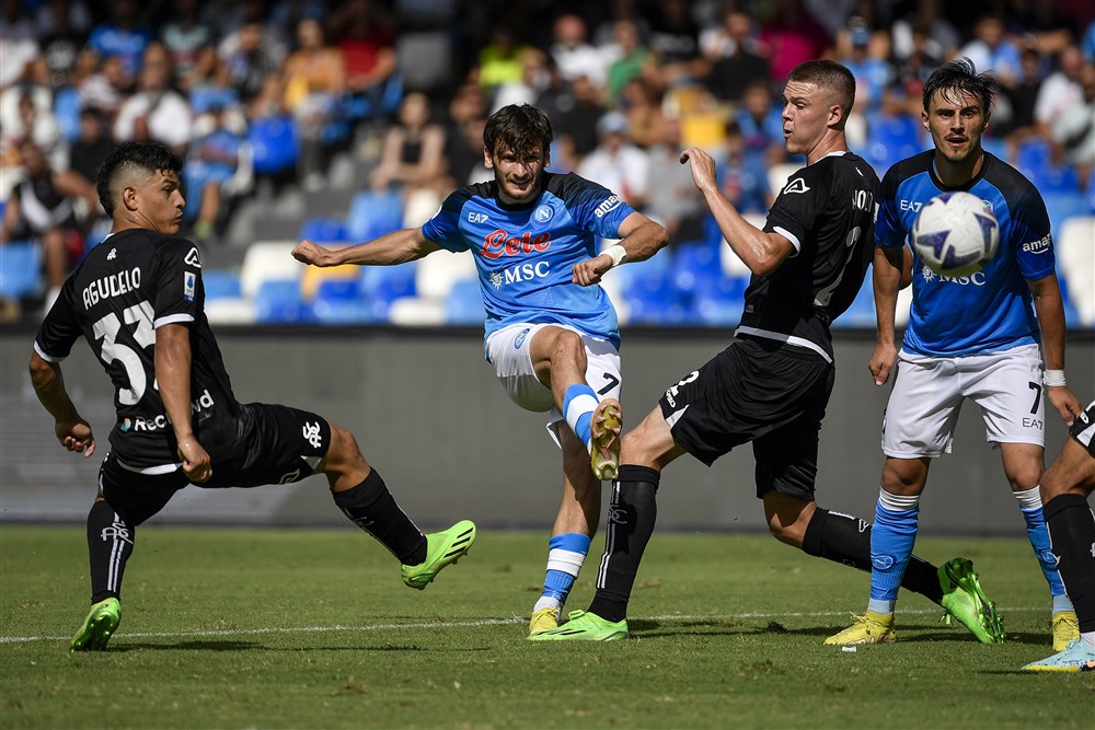 Napoli grijpt koppositie, 'Kvaradona' schittert met dubbele panna