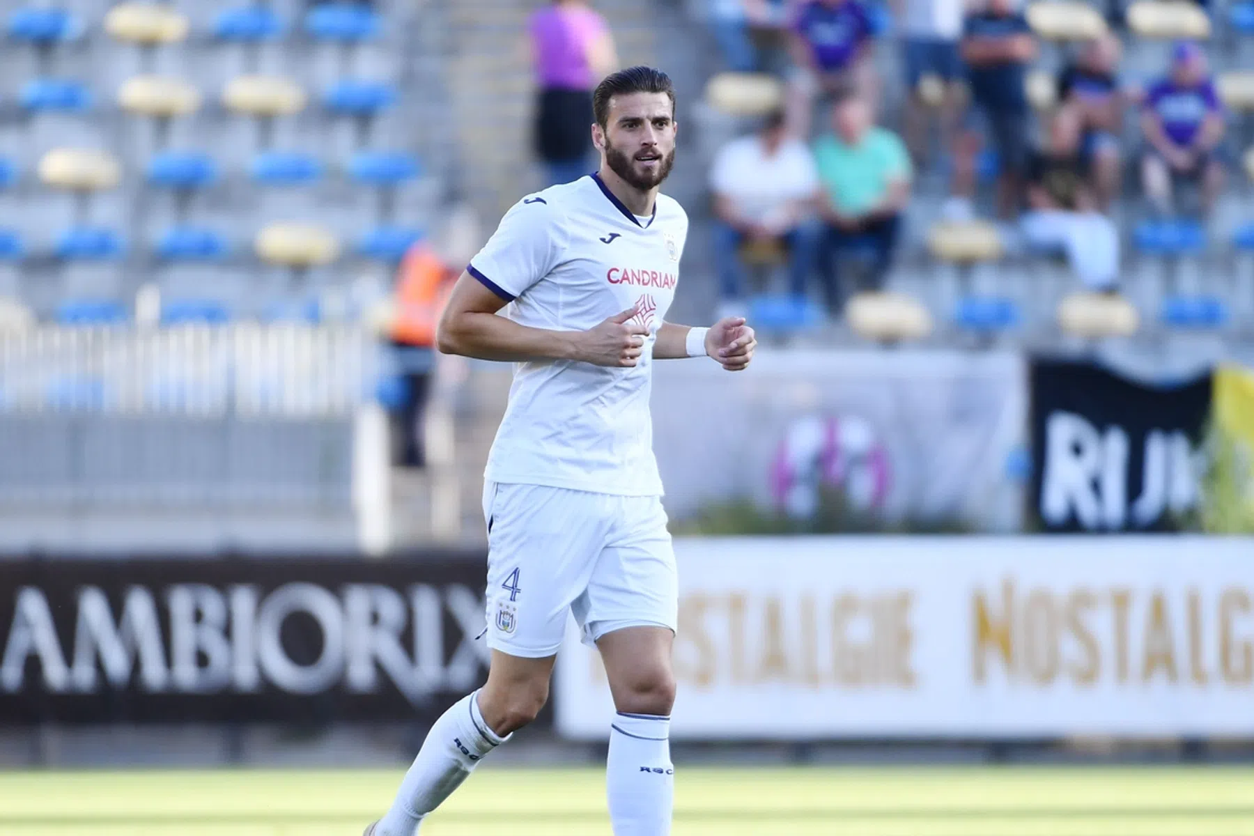 Hoedt stapt uit spelersbus van Anderlecht en spreekt boze menigte toe 