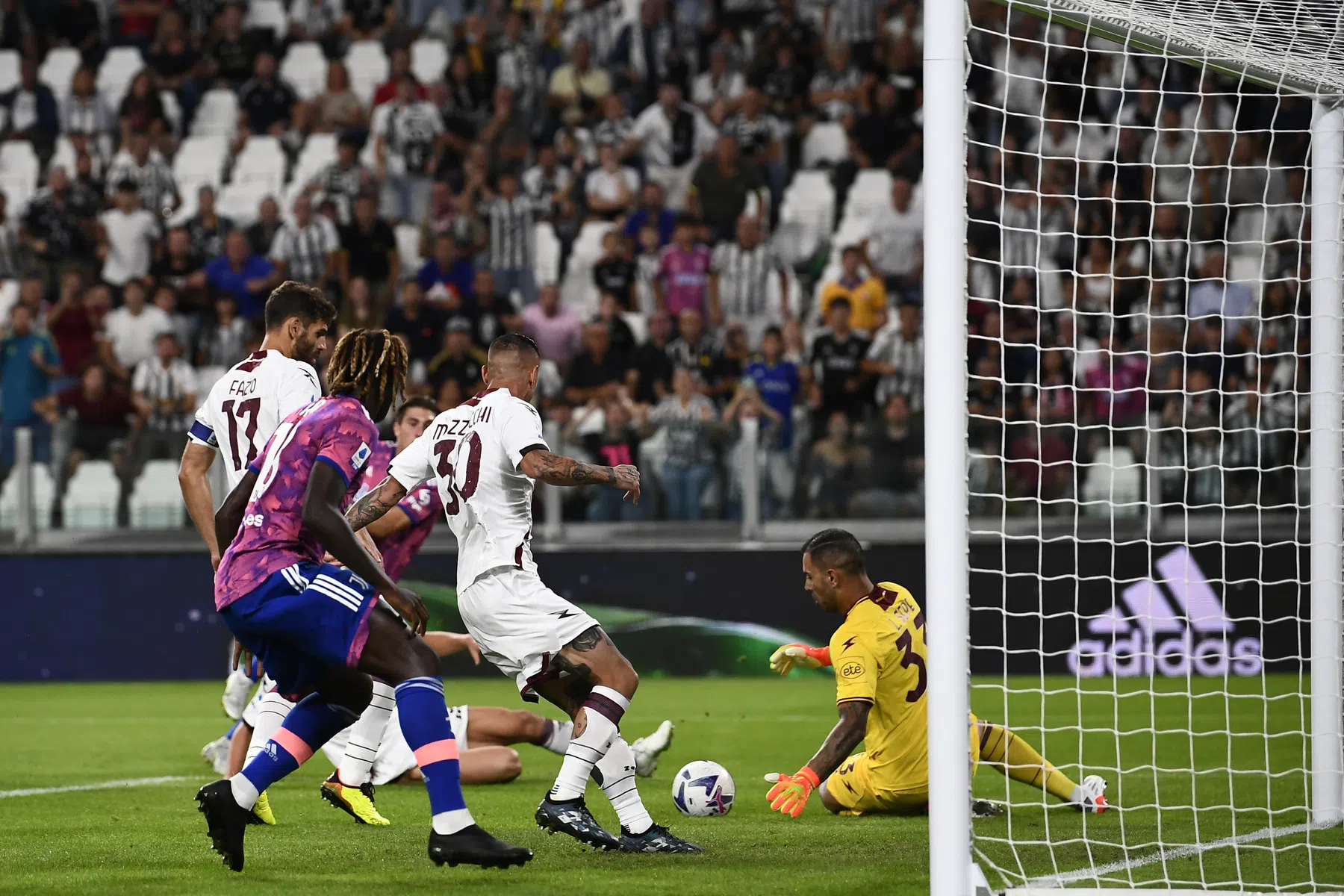 Krankzinnige slotfase bij Juve: Vilhena veroorzaakt penalty, vier rode kaarten