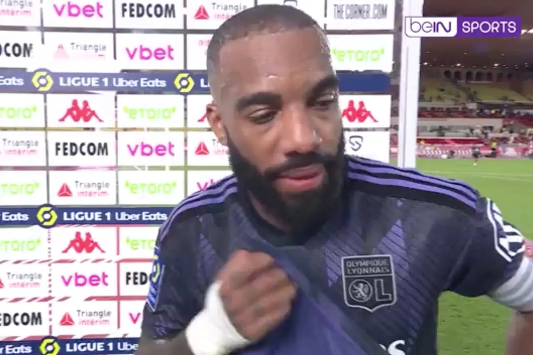 Hilarisch interview: Lacazette raakt stem kwijt