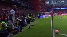 Thumbnail for article: Keeper scoort op aangeven van Dani Alves: 'Ik kon het niet geloven'