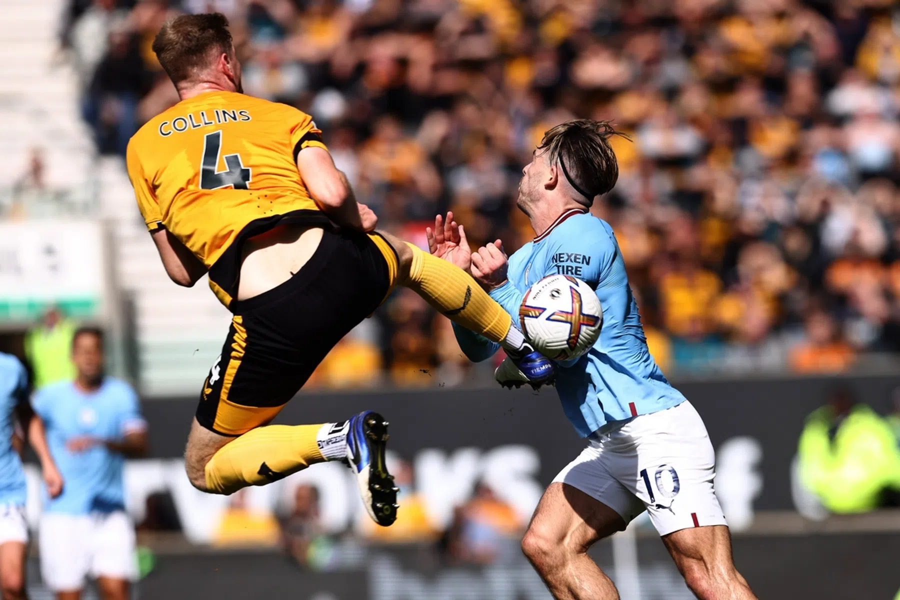 Nigel de Jong 2.0? Karatetrap richting Grealish levert rode kaart op