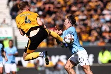 Thumbnail for article: Nigel de Jong 2.0? Karatetrap richting Grealish levert rode kaart op