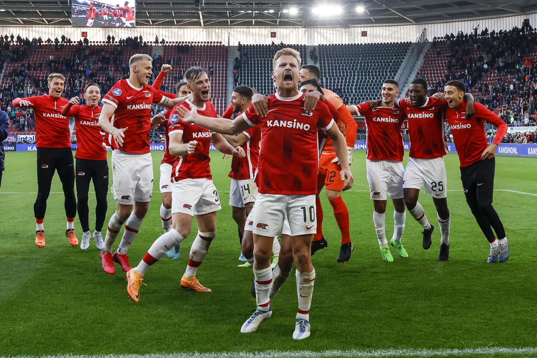 Strijdlustig AZ en hofleverancier RKC kleuren Elftal van de Week