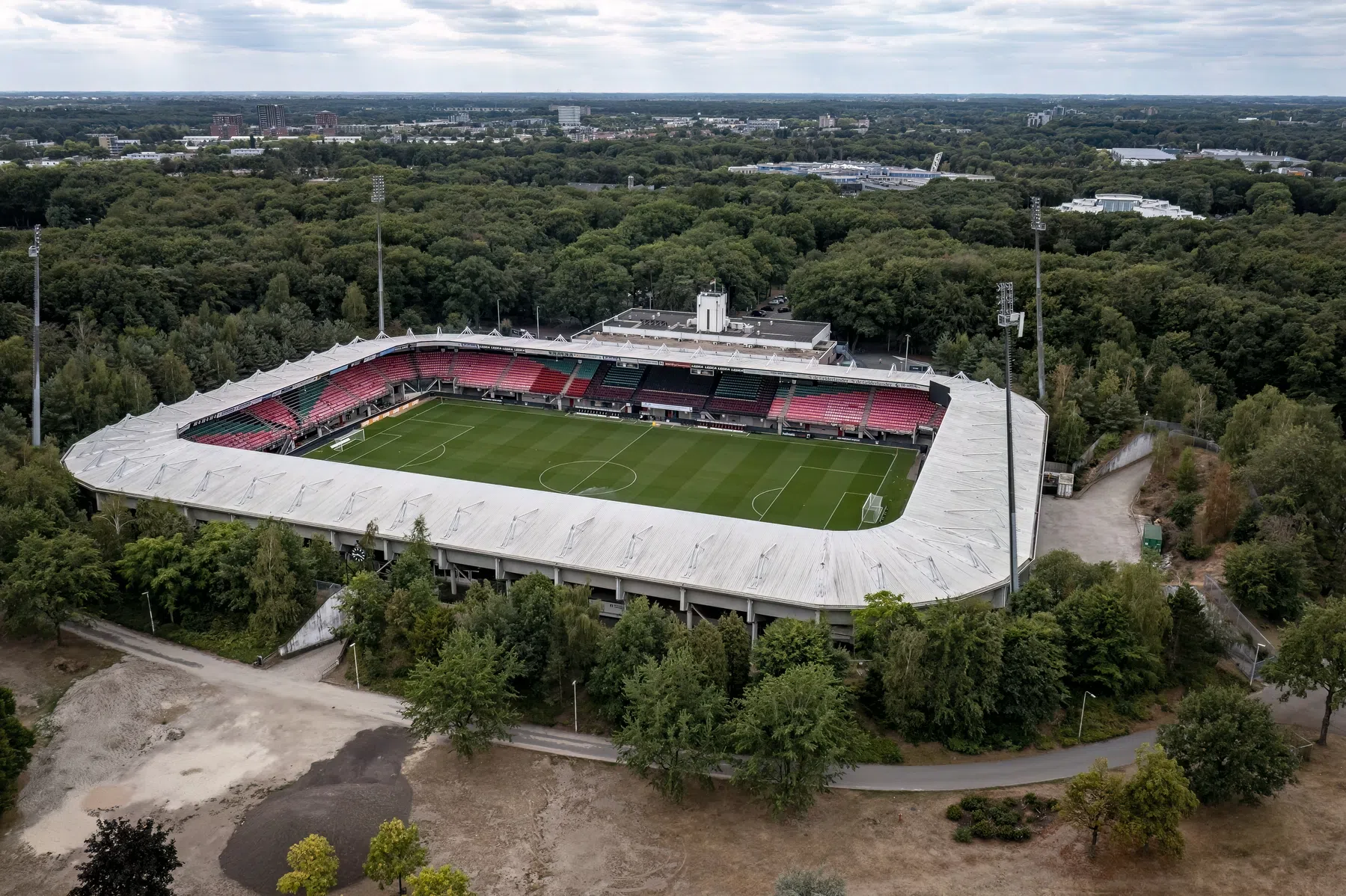 NEC heeft drie kandidaten voor opvolging Van Leeuwen