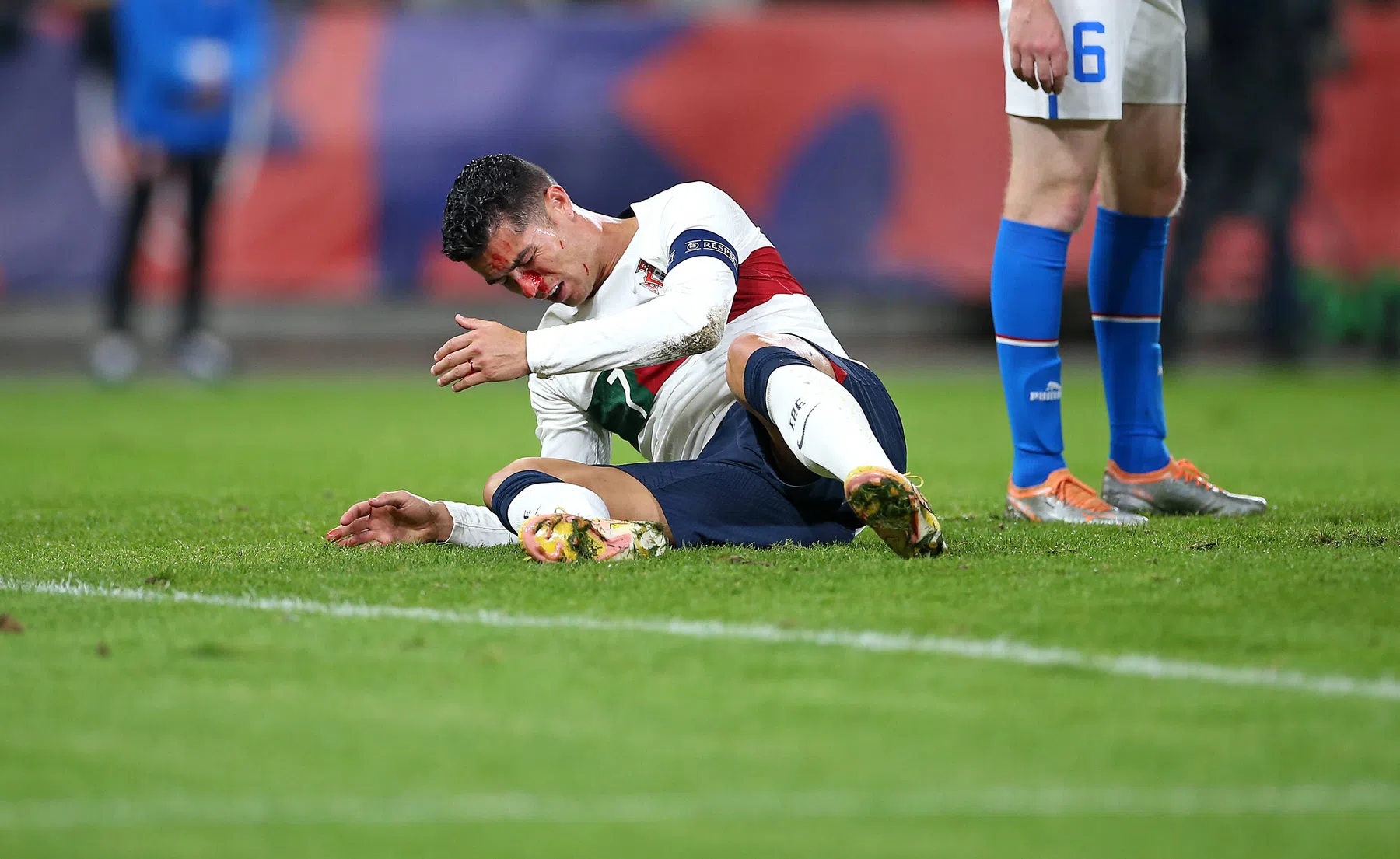 Hoofdrol bebloede Ronaldo bij zege Portugal, Spanje stelt hevig teleur