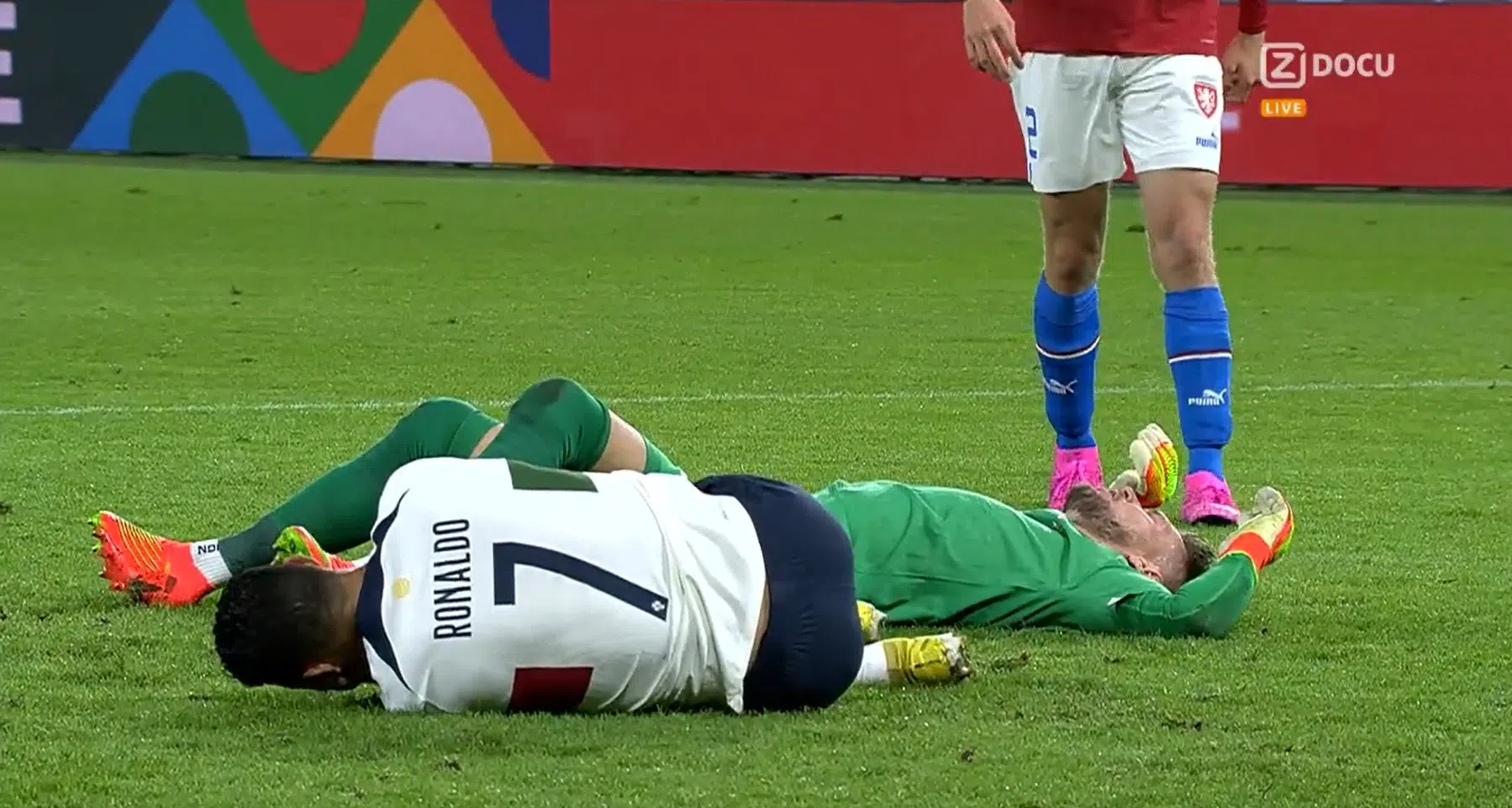 Pijnlijk moment voor Ronaldo: fikse bloedneus na botsing in Tsjechië