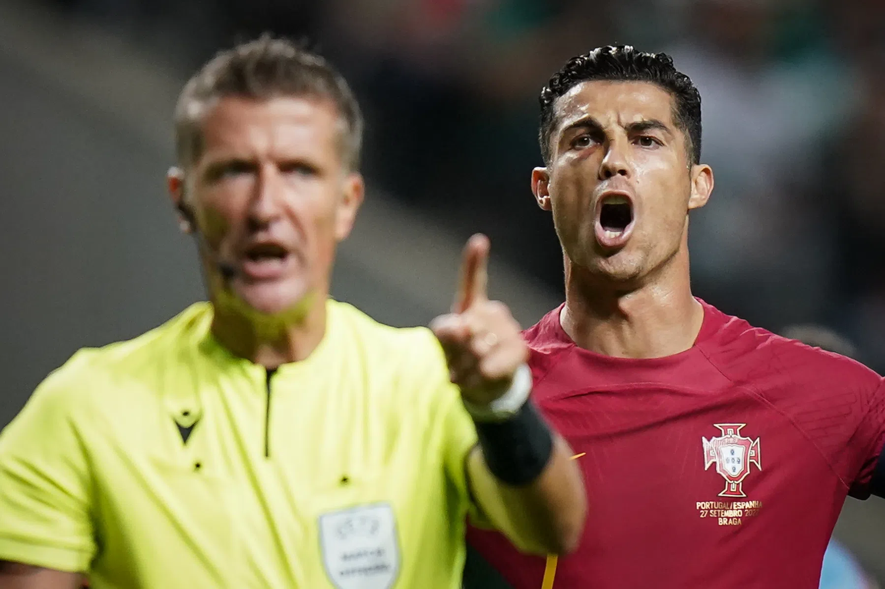 Santos onder druk, woedende Ronaldo smijt aanvoerdersband weg