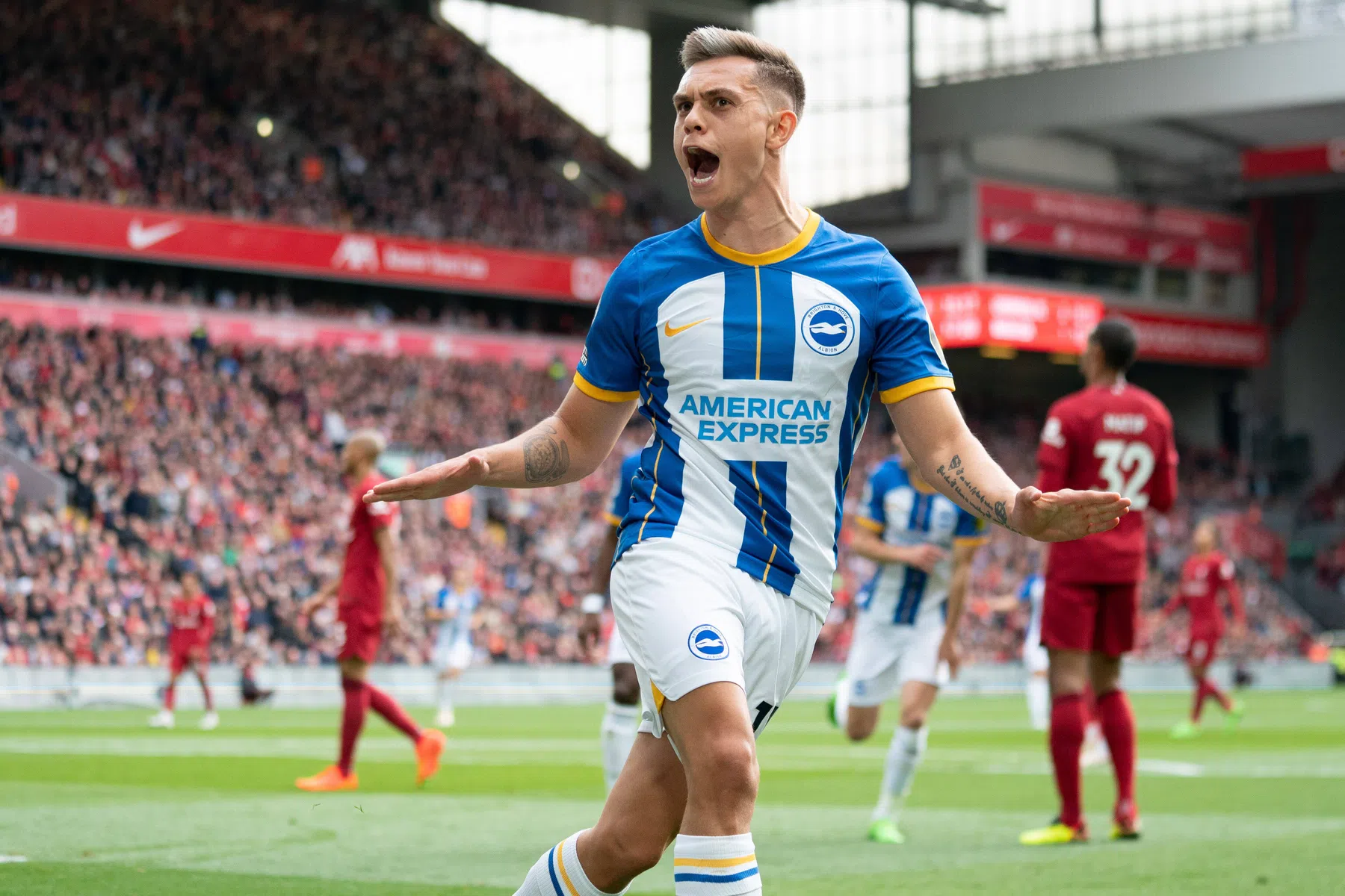 Trossard doet Liverpool pijn met hattrick in spektakelstuk