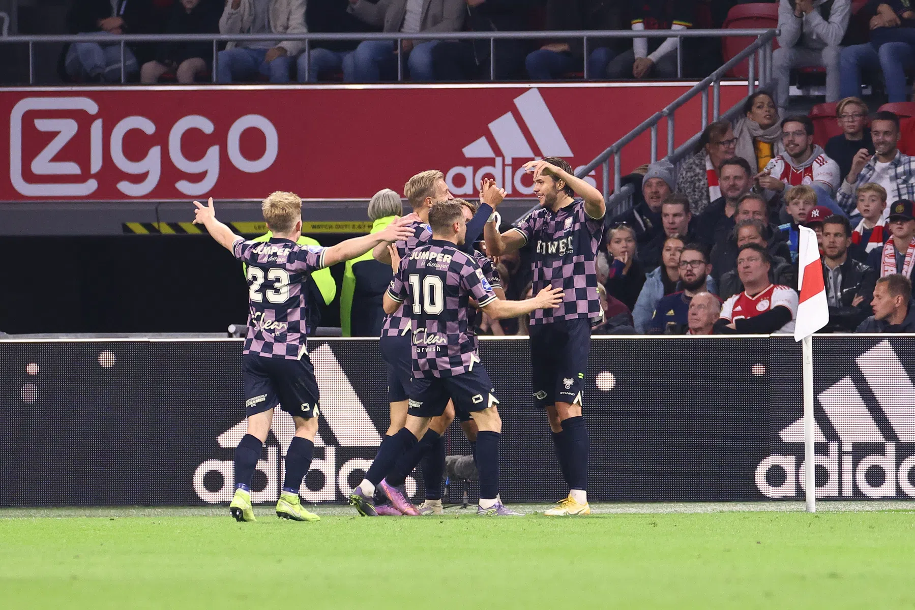Ajax laat koppositie aan AZ na nieuwe blamage tegen Go Ahead