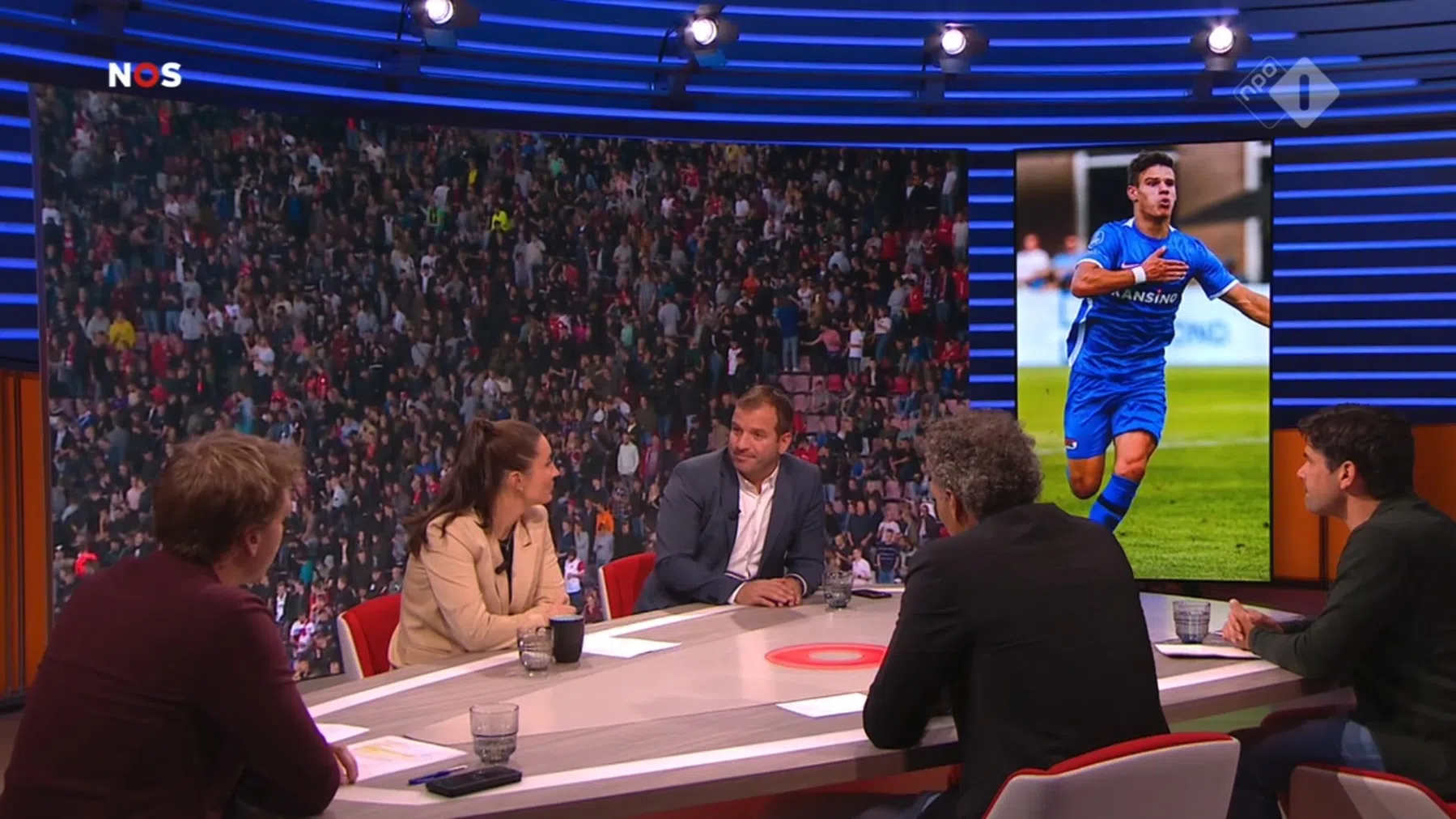 Kerkez krijgt complimenten: 'En Wijndal zit op de bank bij Ajax, nou, leuk' 